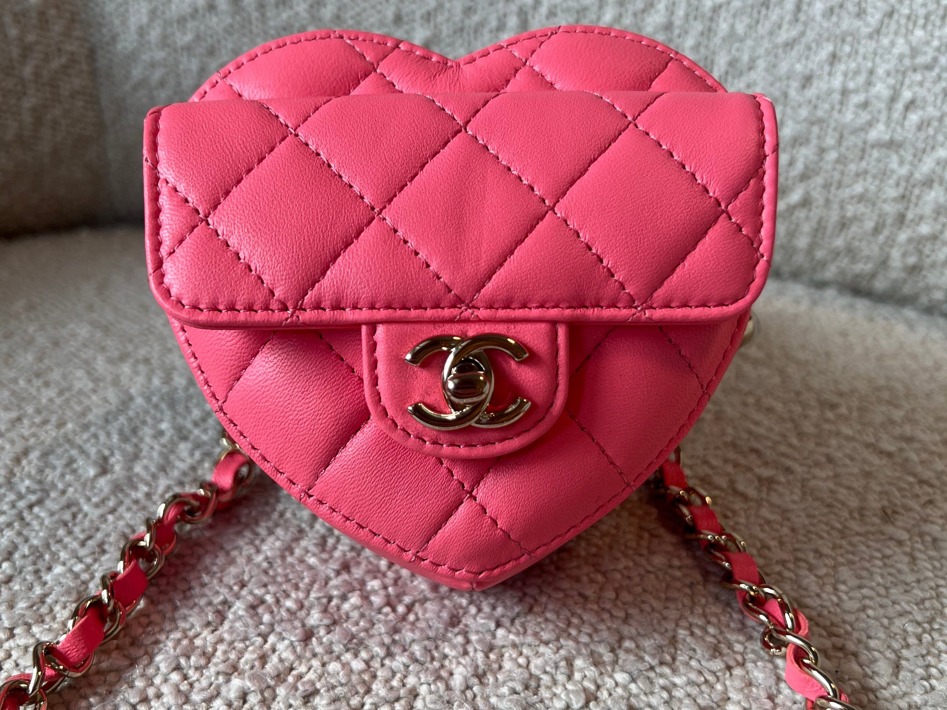 CHANEL Belt Bag 22S CC In Love Heart Zipped Pink Lambskin Quilted Belt Bag LGHW -Knockoff
