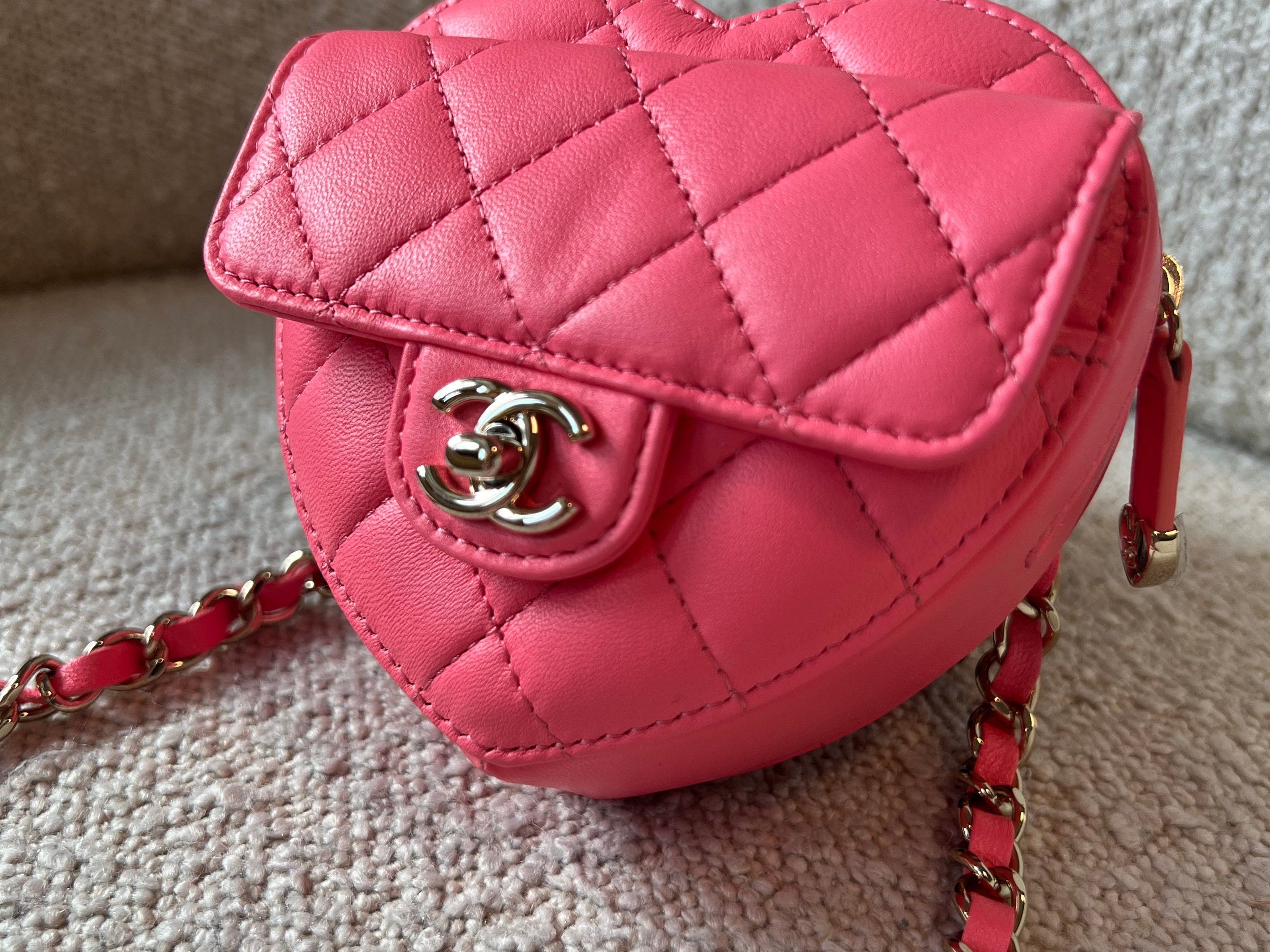 CHANEL Belt Bag 22S CC In Love Heart Zipped Pink Lambskin Quilted Belt Bag LGHW -Knockoff
