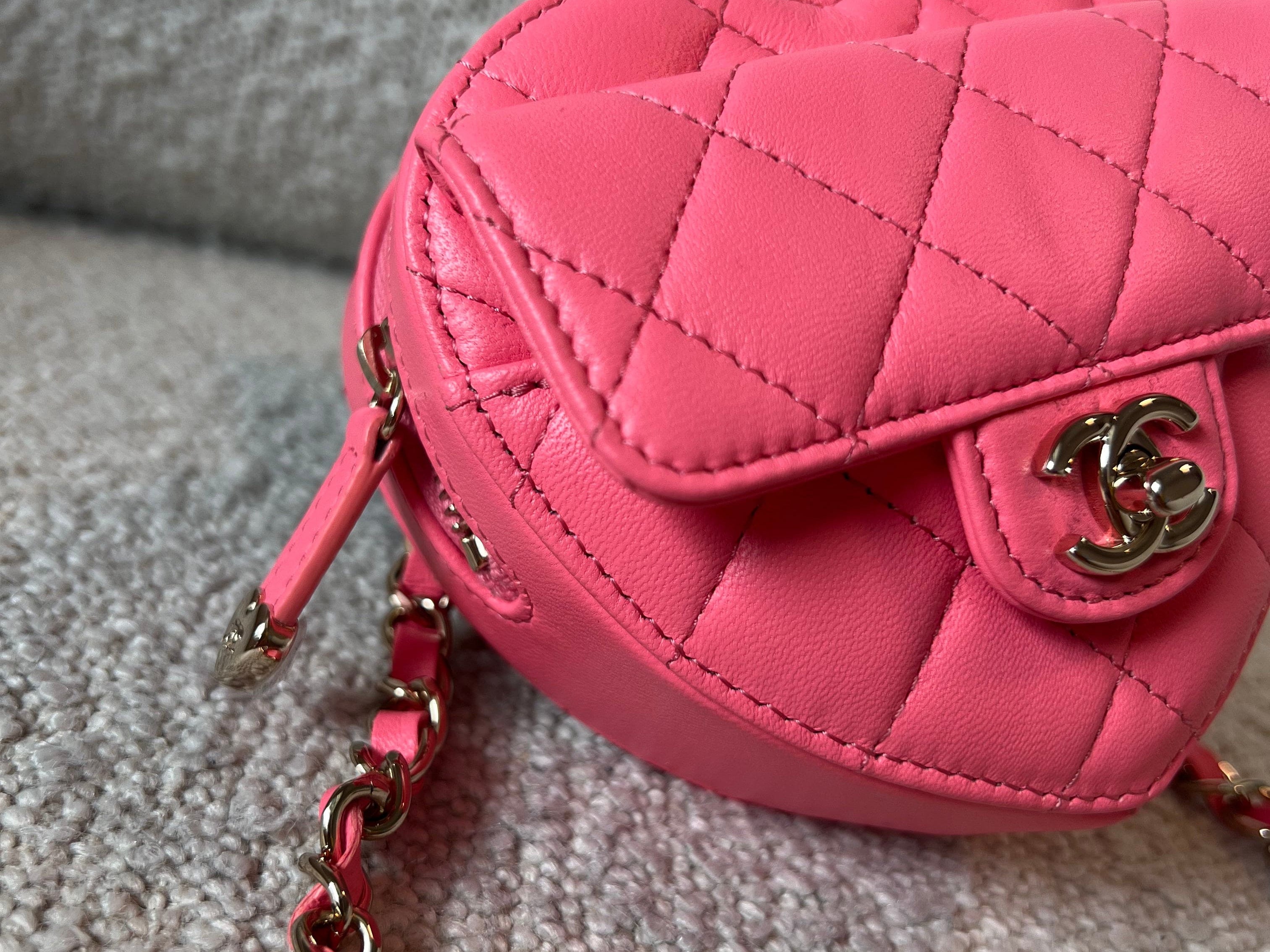 CHANEL Belt Bag 22S CC In Love Heart Zipped Pink Lambskin Quilted Belt Bag LGHW -Knockoff
