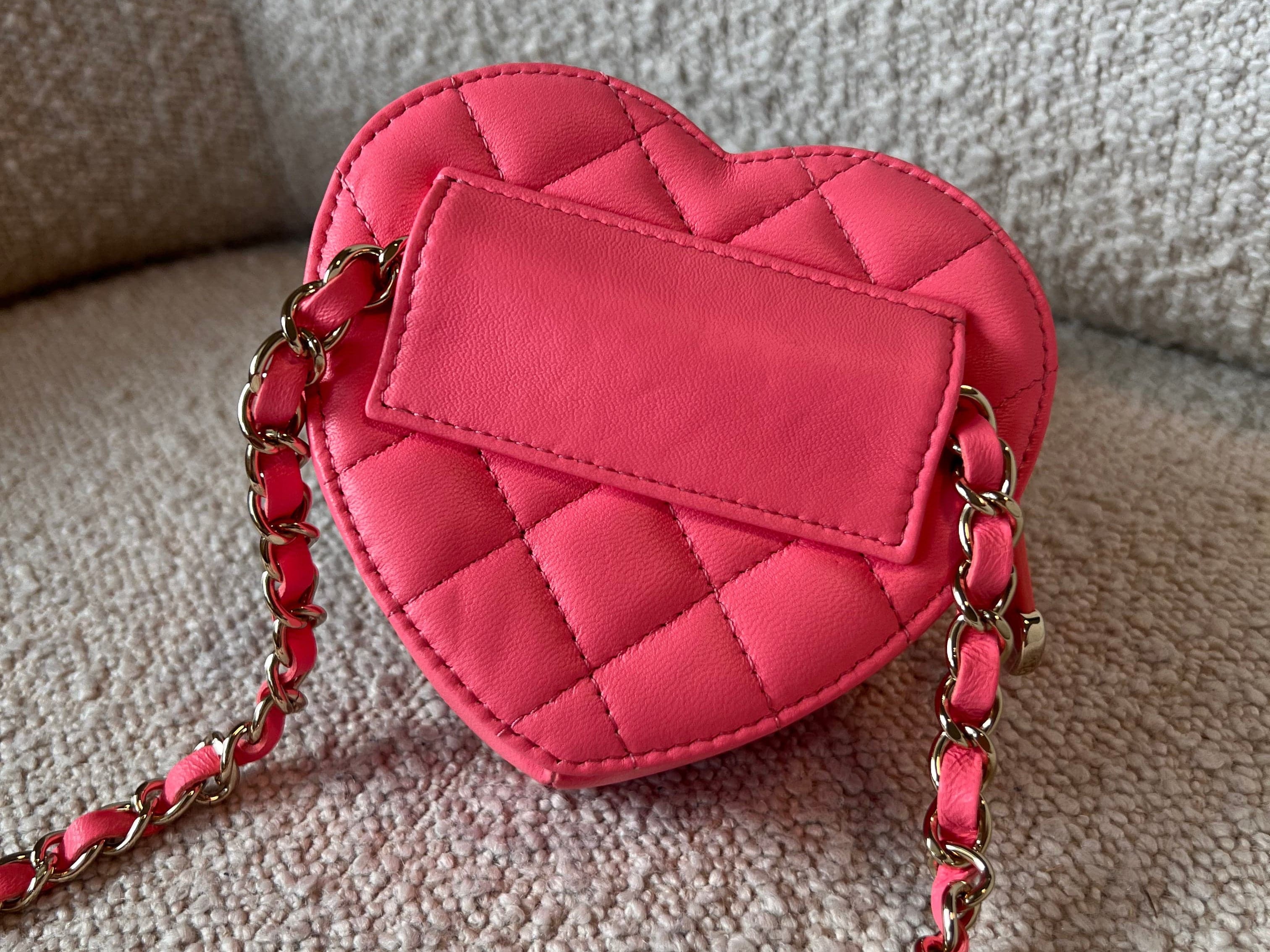 CHANEL Belt Bag 22S CC In Love Heart Zipped Pink Lambskin Quilted Belt Bag LGHW -Knockoff
