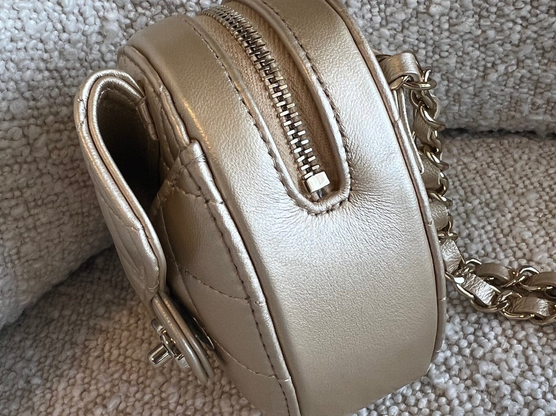 CHANEL Belt Bag 22S CC In Love Metallic Gold Lambskin Heart Zipped Belt Bag LGHW -Knockoff
