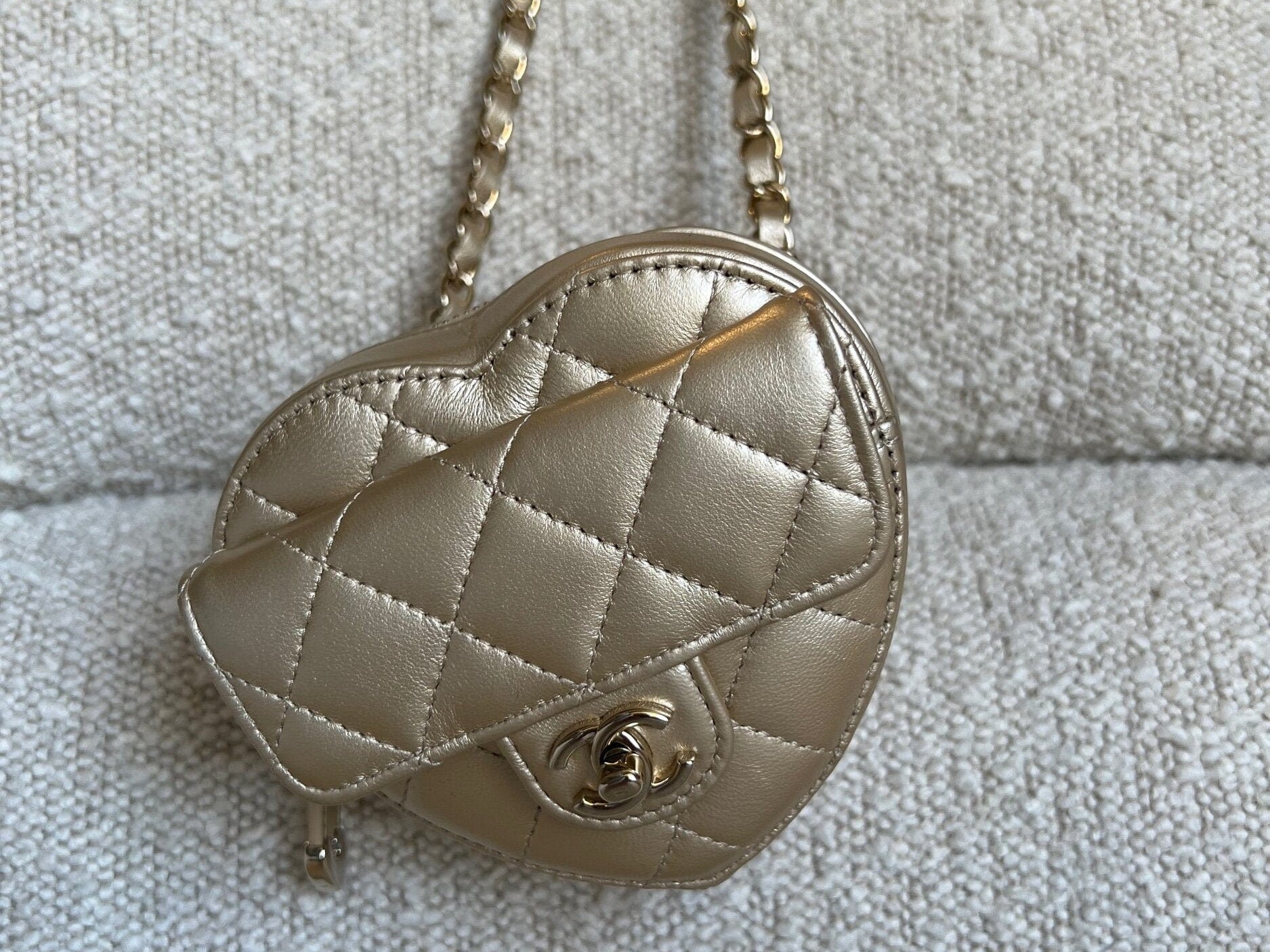 CHANEL Belt Bag 22S CC In Love Metallic Gold Lambskin Heart Zipped Belt Bag LGHW -Knockoff
