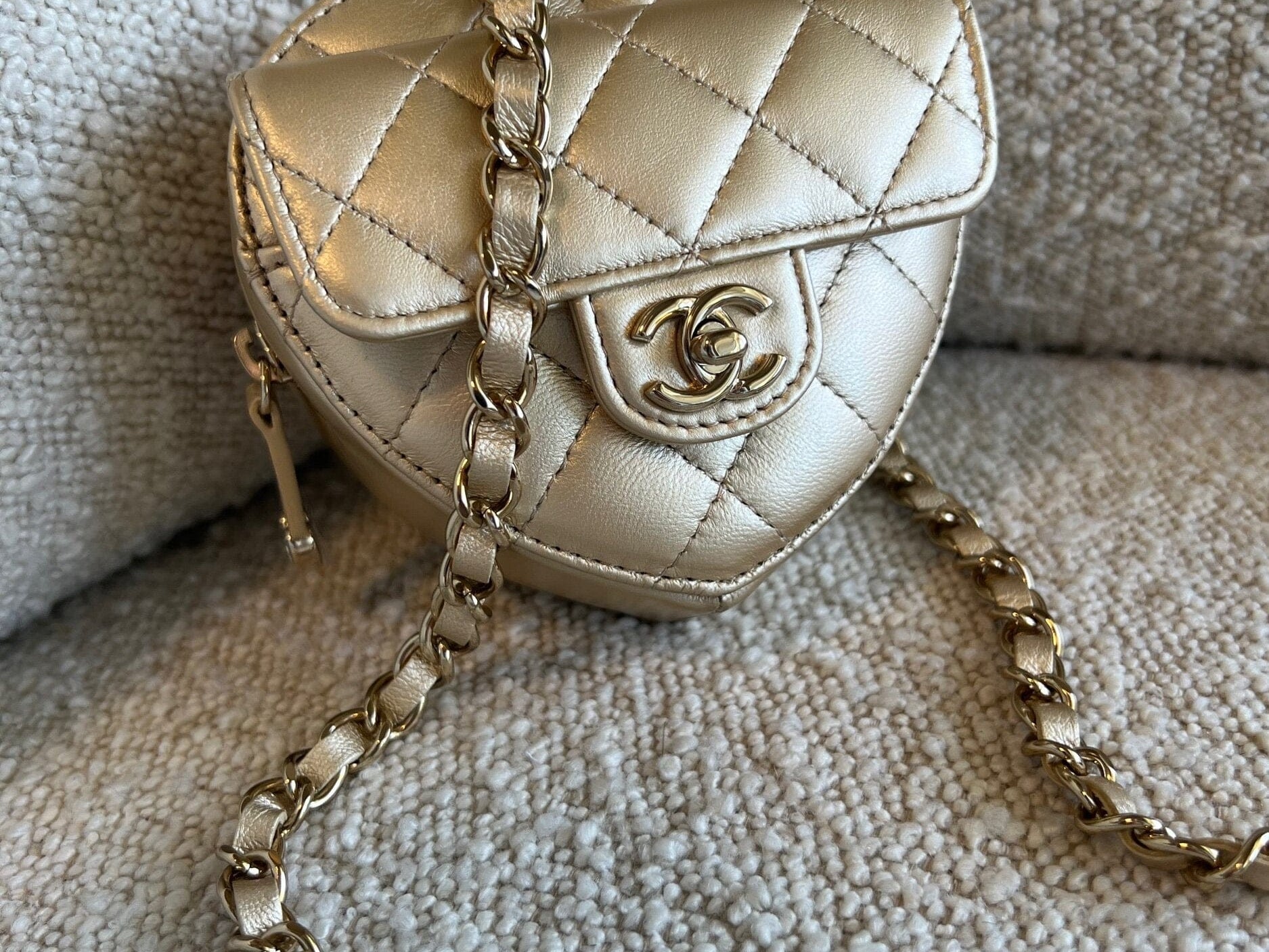 CHANEL Belt Bag 22S CC In Love Metallic Gold Lambskin Heart Zipped Belt Bag LGHW -Knockoff
