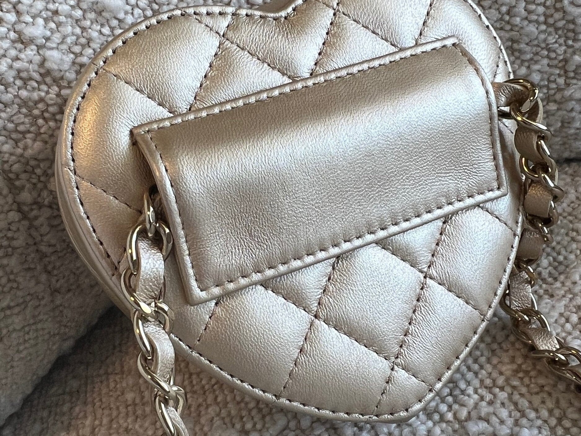 CHANEL Belt Bag 22S CC In Love Metallic Gold Lambskin Heart Zipped Belt Bag LGHW -Knockoff
