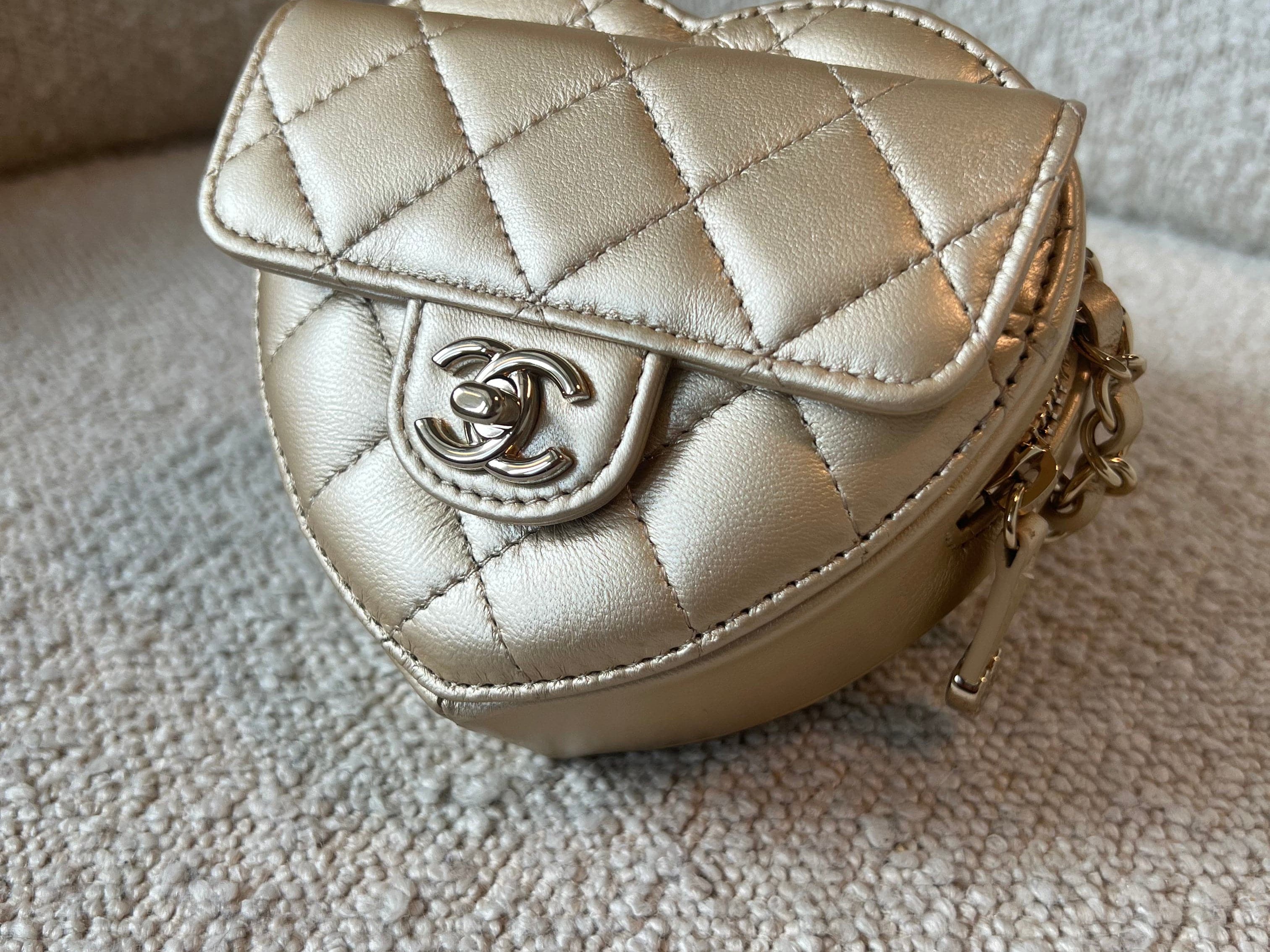 CHANEL Belt Bag 22S CC In Love Metallic Gold Lambskin Heart Zipped Belt Bag LGHW -Knockoff
