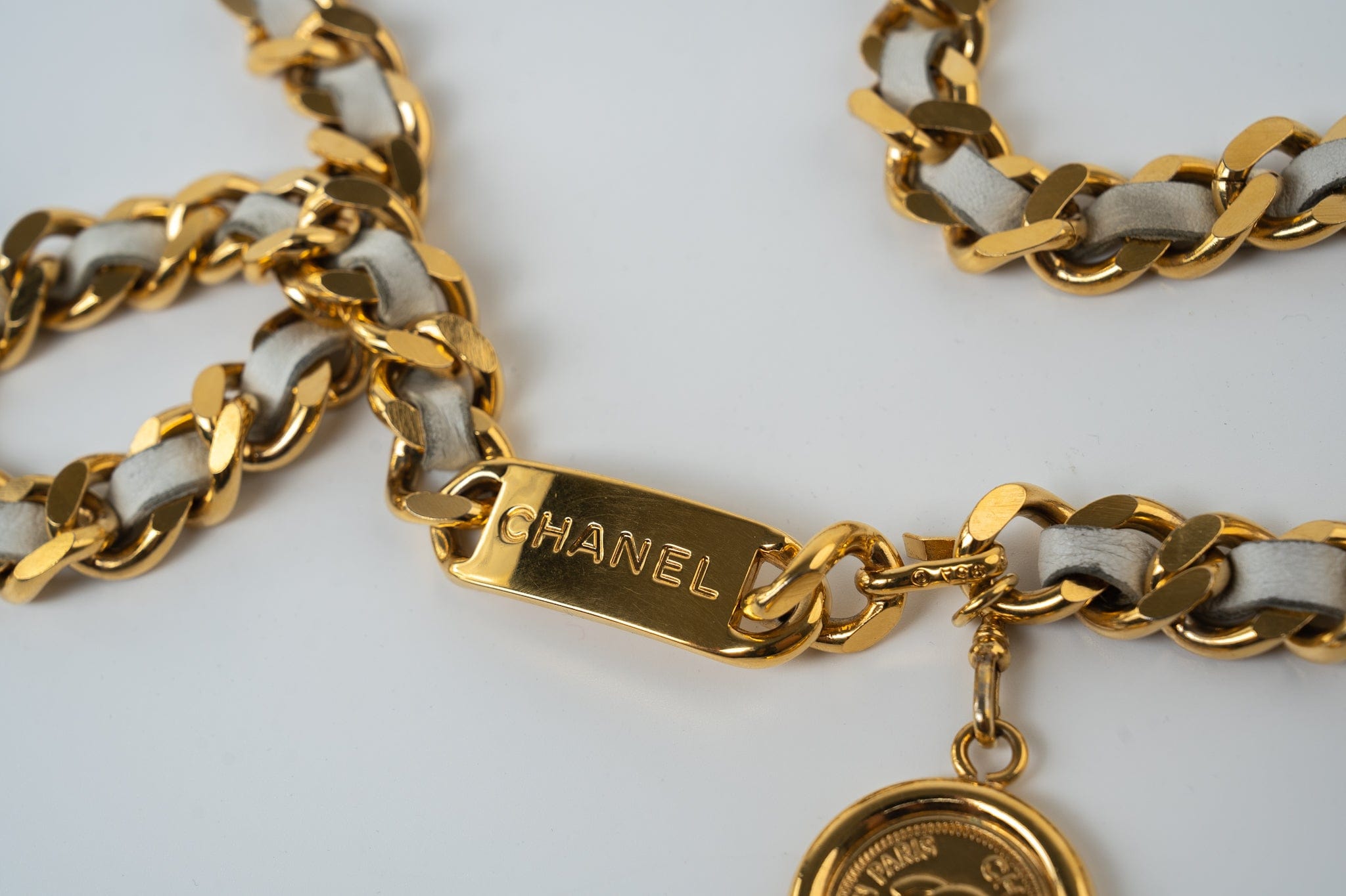 CHANEL Belt Gold Vintage White / Gold Coco Mark Chain Belt -Knockoff
