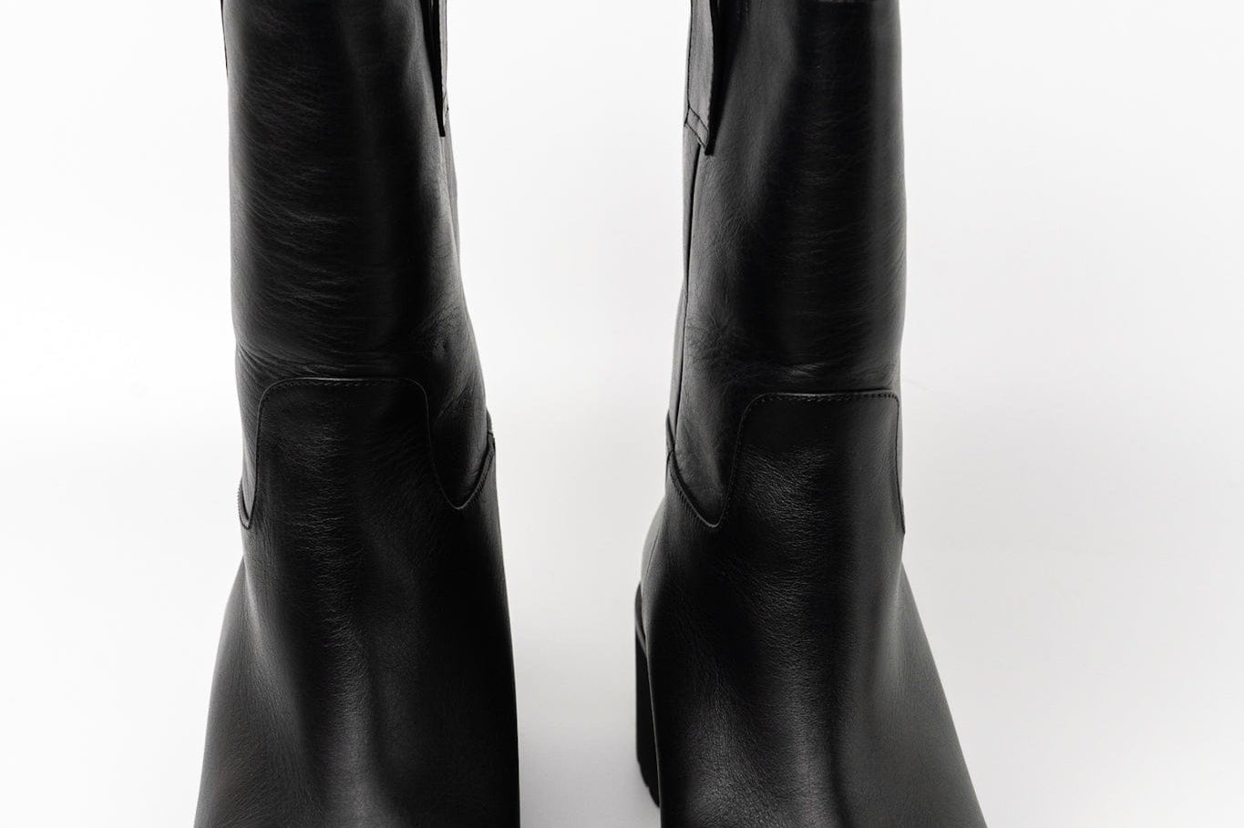 CHANEL Boots 20A Leather CC Signature Cap Toe Ankle Midcalf Short Boots Booties -Knockoff
