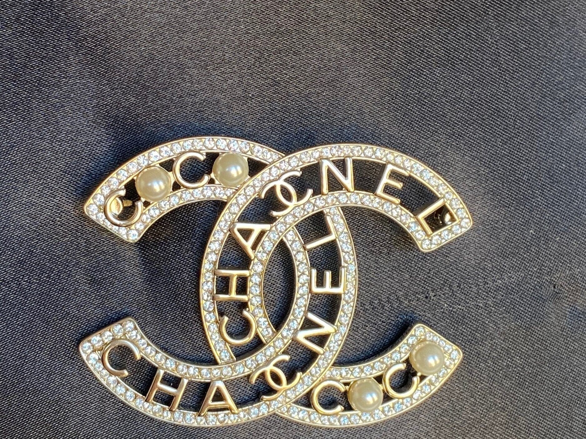 CHANEL Brooch Gold Chanel CC Brooch Pearly and Crystal -Knockoff
