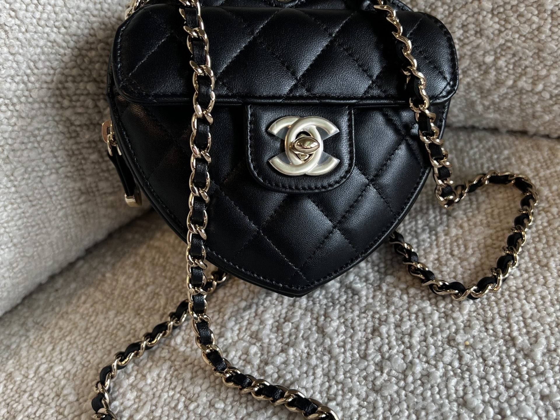 CHANEL Clutch 22S CC In Love Black Lambskin Quilted Small (Clutch on Chain) Heart Bag LGHW -Knockoff
