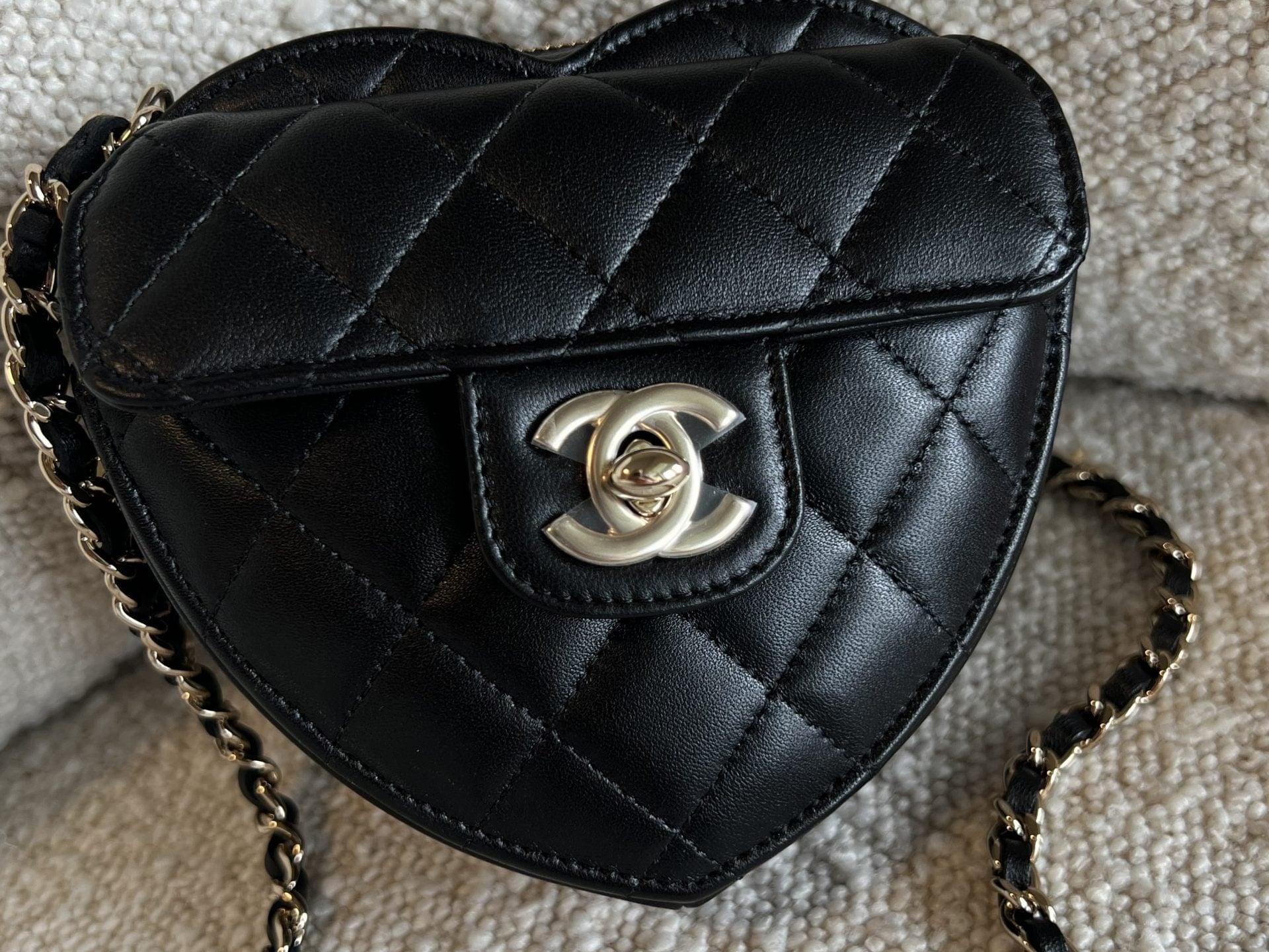 CHANEL Clutch 22S CC In Love Black Lambskin Quilted Small (Clutch on Chain) Heart Bag LGHW -Knockoff
