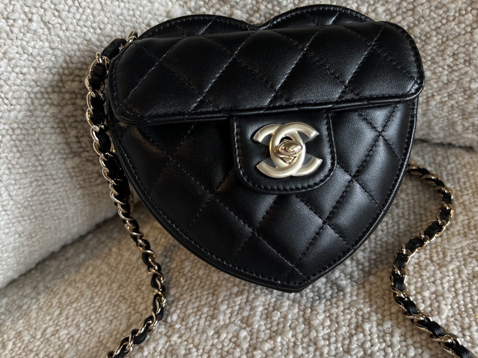 CHANEL Clutch 22S CC In Love Black Lambskin Quilted Small (Clutch on Chain) Heart Bag LGHW -Knockoff
