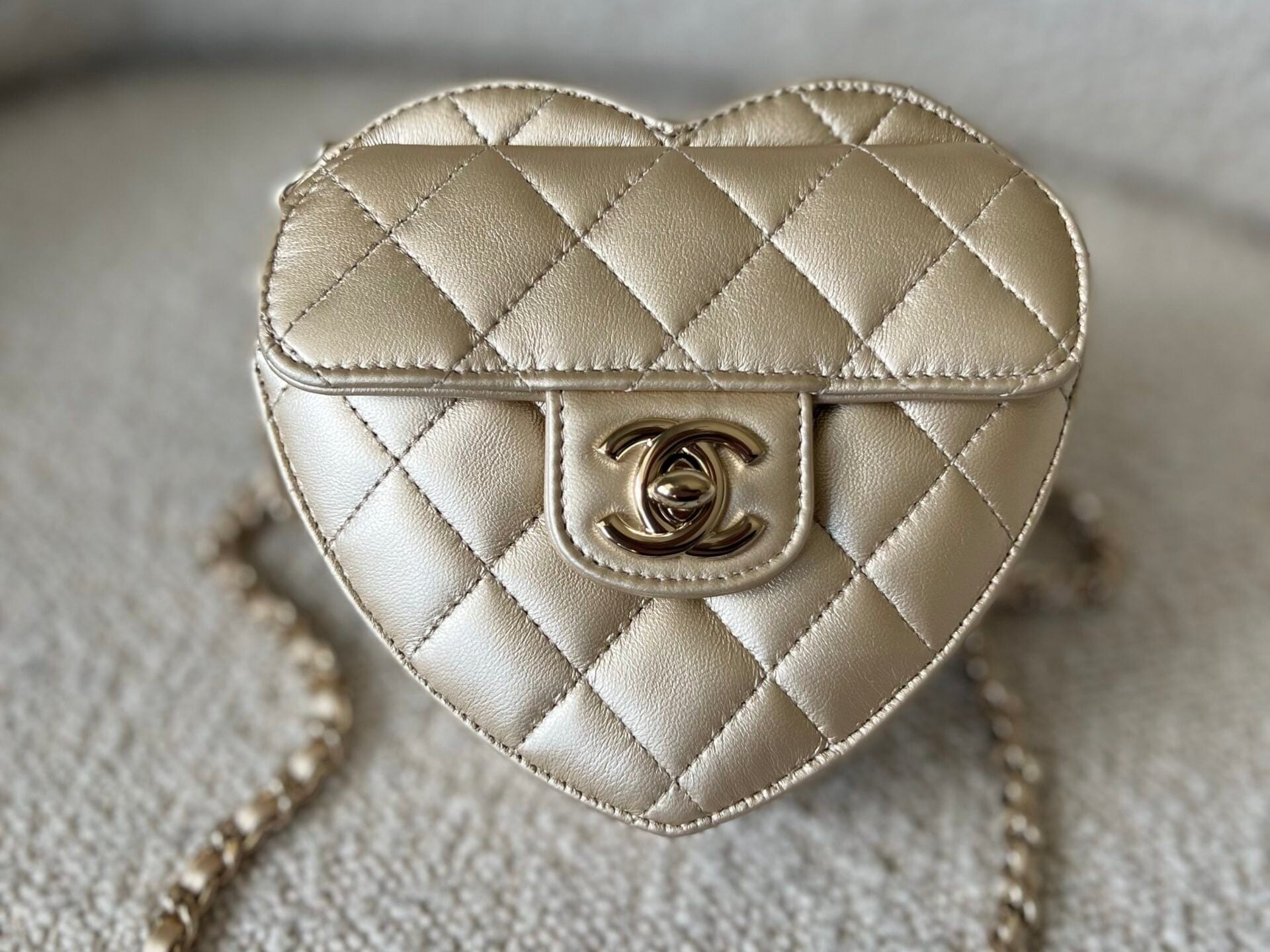 CHANEL Clutch 22S CC In Love Metallic Gold Lambskin Quilted Small (Clutch on Chain) Heart Bag LGHW -Knockoff
