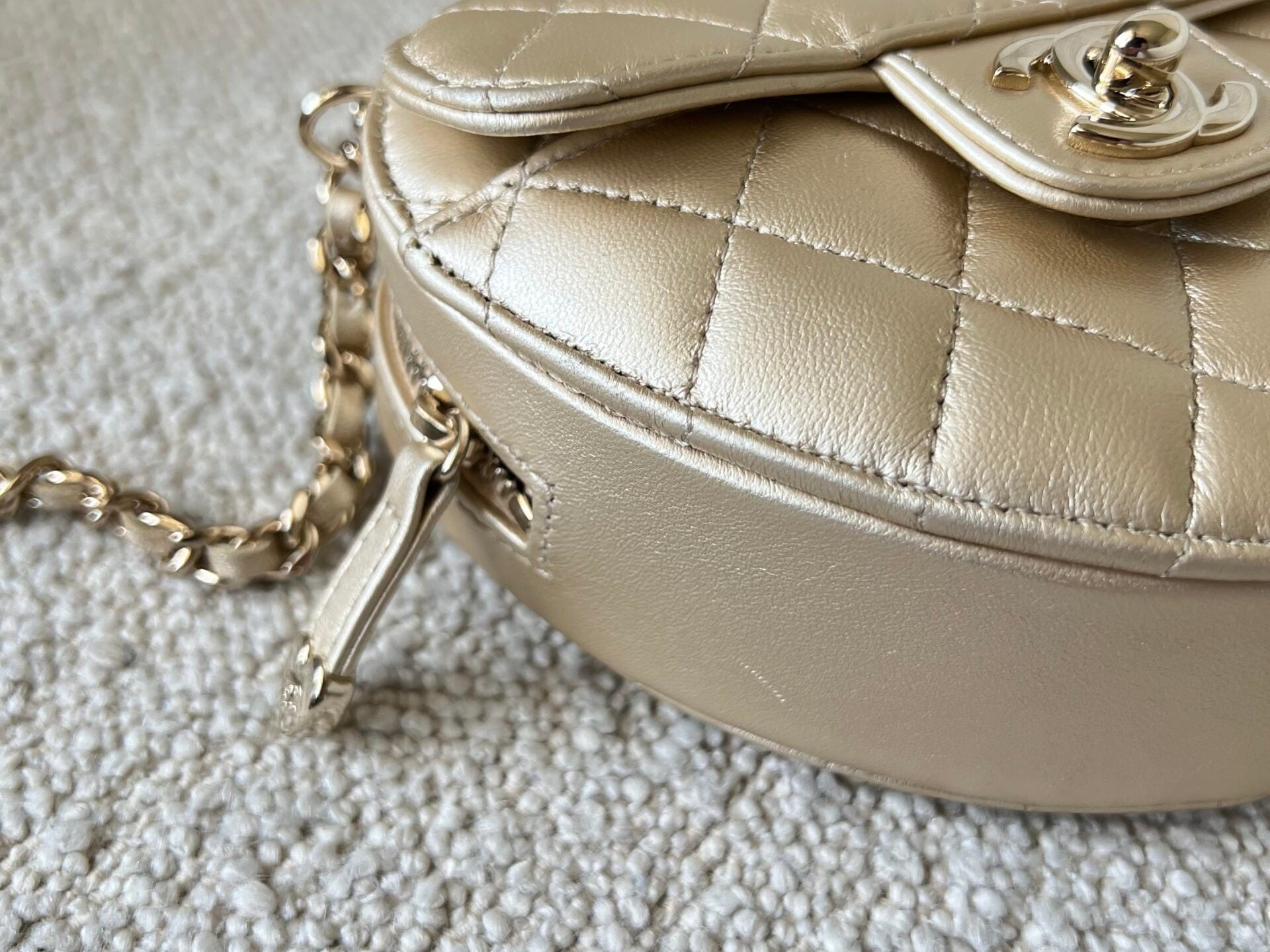 CHANEL Clutch 22S CC In Love Metallic Gold Lambskin Quilted Small (Clutch on Chain) Heart Bag LGHW -Knockoff
