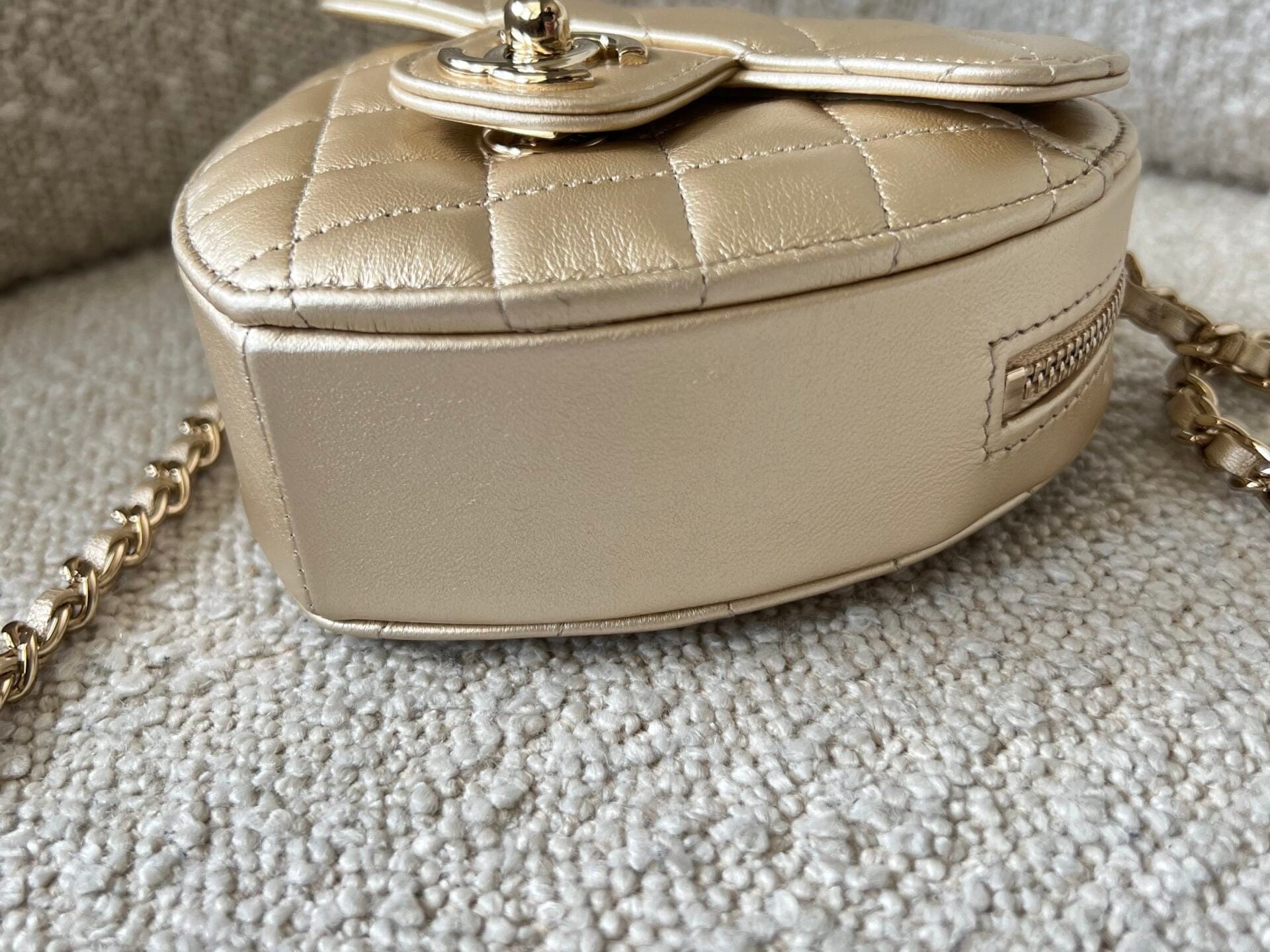 CHANEL Clutch 22S CC In Love Metallic Gold Lambskin Quilted Small (Clutch on Chain) Heart Bag LGHW -Knockoff
