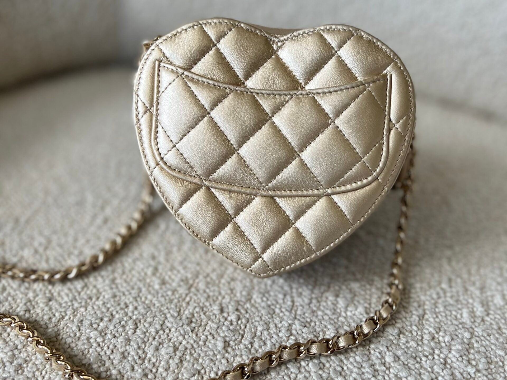 CHANEL Clutch 22S CC In Love Metallic Gold Lambskin Quilted Small (Clutch on Chain) Heart Bag LGHW -Knockoff
