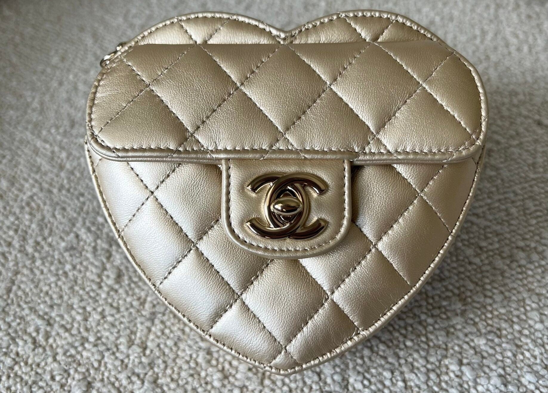 CHANEL Clutch 22S CC In Love Metallic Gold Lambskin Quilted Small (Clutch on Chain) Heart Bag LGHW -Knockoff
