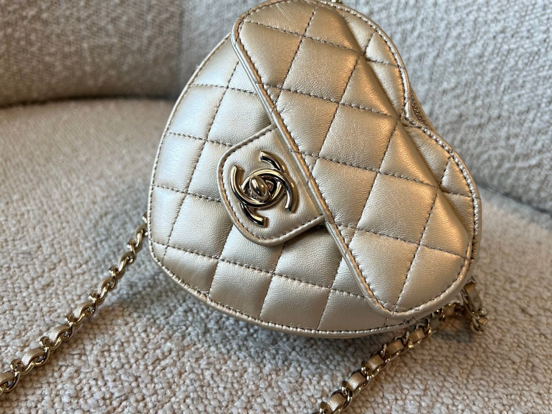 CHANEL Clutch 22S CC In Love Metallic Gold Lambskin Quilted Small (Clutch on Chain) Heart Bag LGHW -Knockoff
