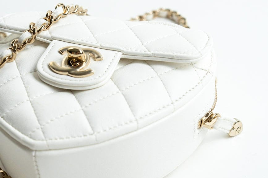 CHANEL Clutch 22S CC In Love White Lambskin Quilted Small (clutch with chain) Heart Bag LGHW -Knockoff
