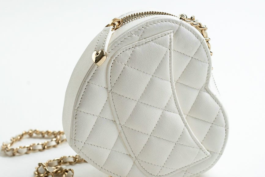 CHANEL Clutch 22S CC In Love White Lambskin Quilted Small (clutch with chain) Heart Bag LGHW -Knockoff
