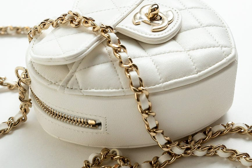 CHANEL Clutch 22S CC In Love White Lambskin Quilted Small (clutch with chain) Heart Bag LGHW -Knockoff
