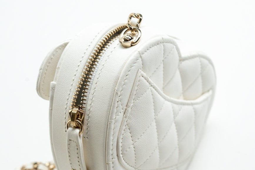 CHANEL Clutch 22S CC In Love White Lambskin Quilted Small (clutch with chain) Heart Bag LGHW -Knockoff
