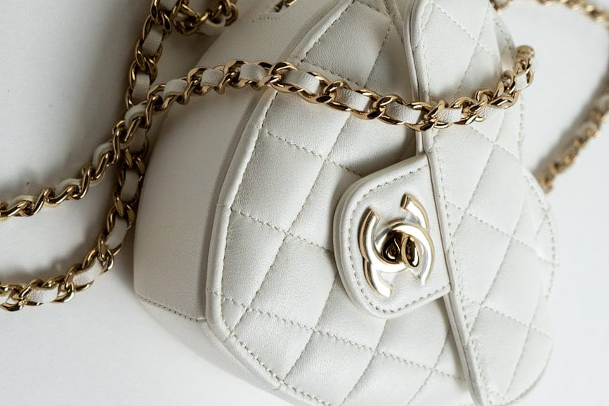 CHANEL Clutch 22S CC In Love White Lambskin Quilted Small (clutch with chain) Heart Bag LGHW -Knockoff
