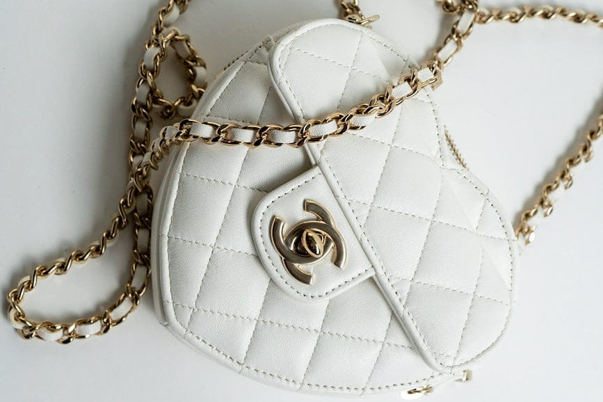 CHANEL Clutch 22S CC In Love White Lambskin Quilted Small (clutch with chain) Heart Bag LGHW -Knockoff
