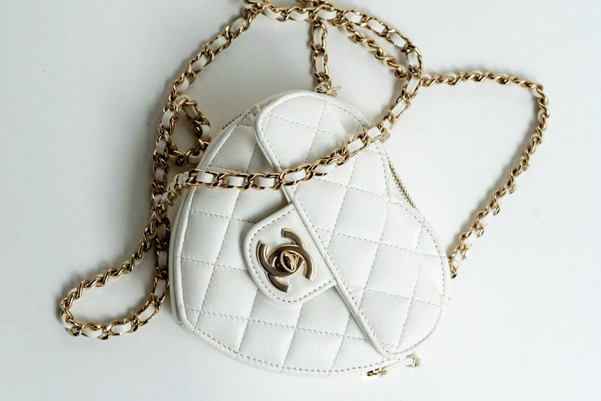 CHANEL Clutch 22S CC In Love White Lambskin Quilted Small (clutch with chain) Heart Bag LGHW -Knockoff
