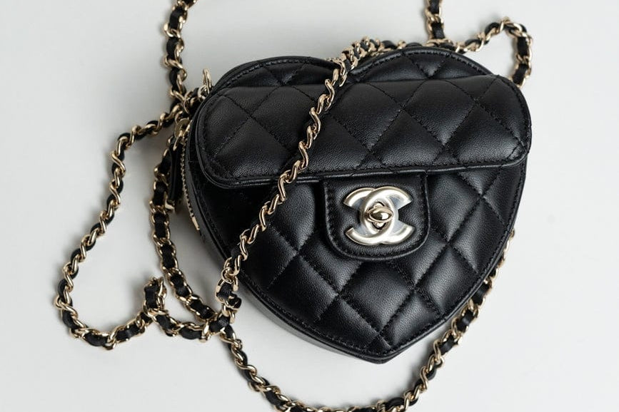 CHANEL Clutch Black 22S CC In Love Black Lambskin Quilted Small (Clutch on Chain) Heart Bag LGHW -Knockoff
