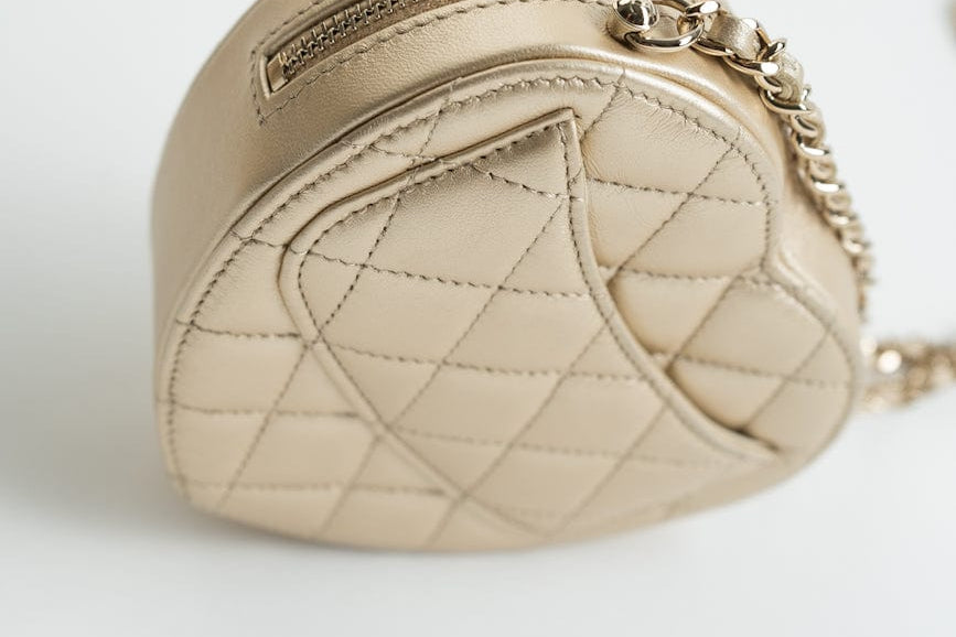 CHANEL Clutch Gold 22S CC In Love Metallic Gold Lambskin Quilted Small (Clutch on Chain) Heart Bag LGHW -Knockoff
