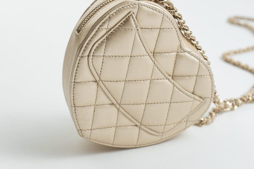 CHANEL Clutch Gold 22S CC In Love Metallic Gold Lambskin Quilted Small (Clutch on Chain) Heart Bag LGHW -Knockoff
