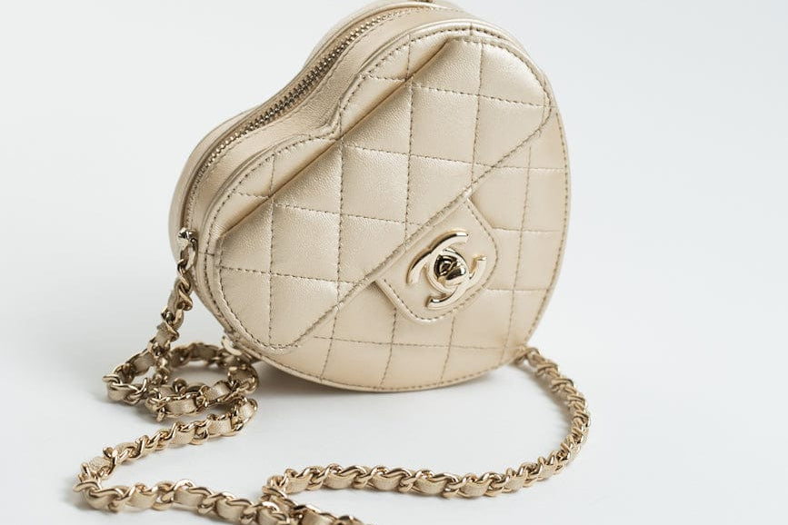 CHANEL Clutch Gold 22S CC In Love Metallic Gold Lambskin Quilted Small (Clutch on Chain) Heart Bag LGHW -Knockoff
