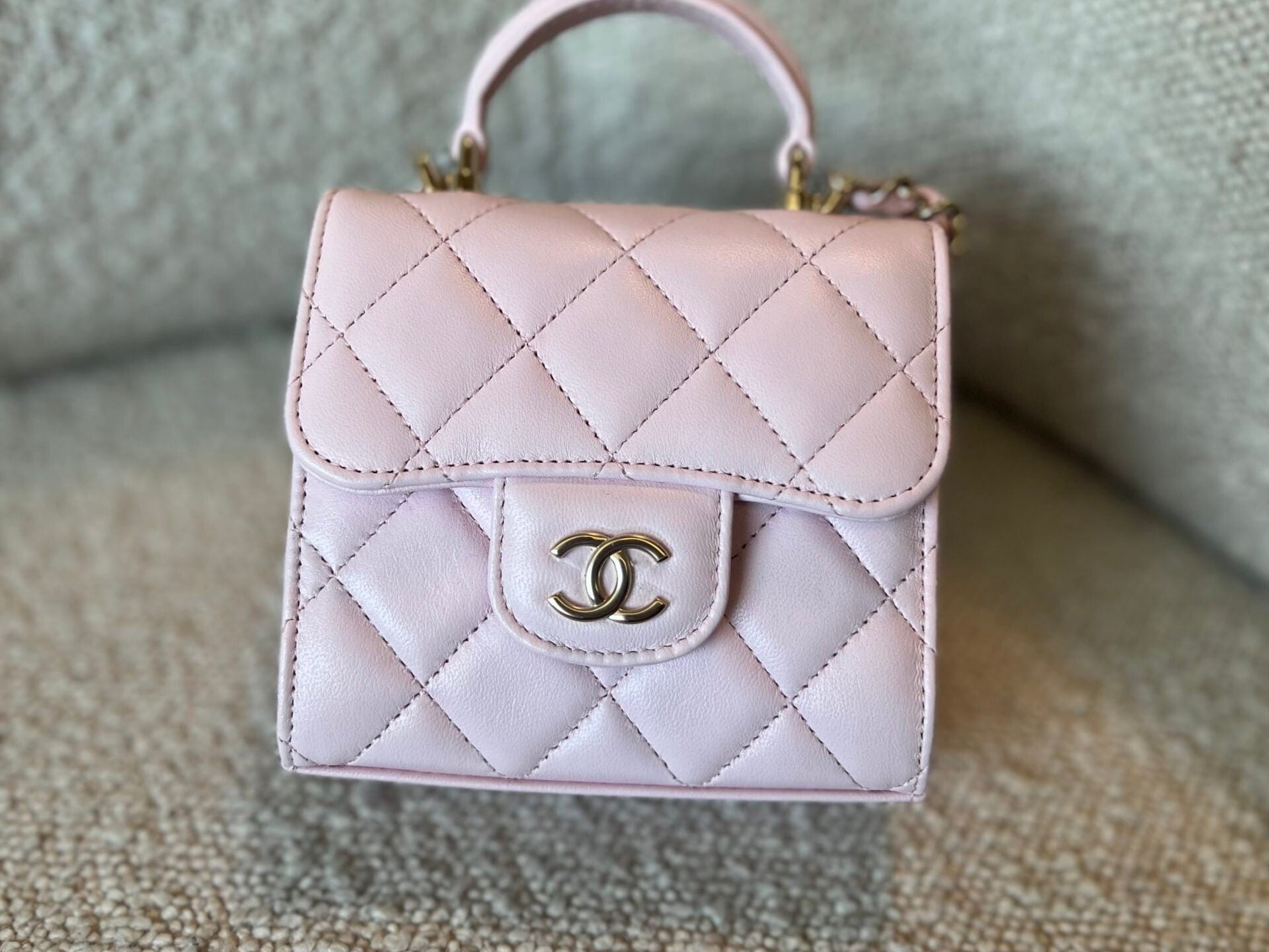 CHANEL Cosmetic Cases 22P Light Pink Lambskin Quilted Micro Vanity w/ Top Handle -Knockoff
