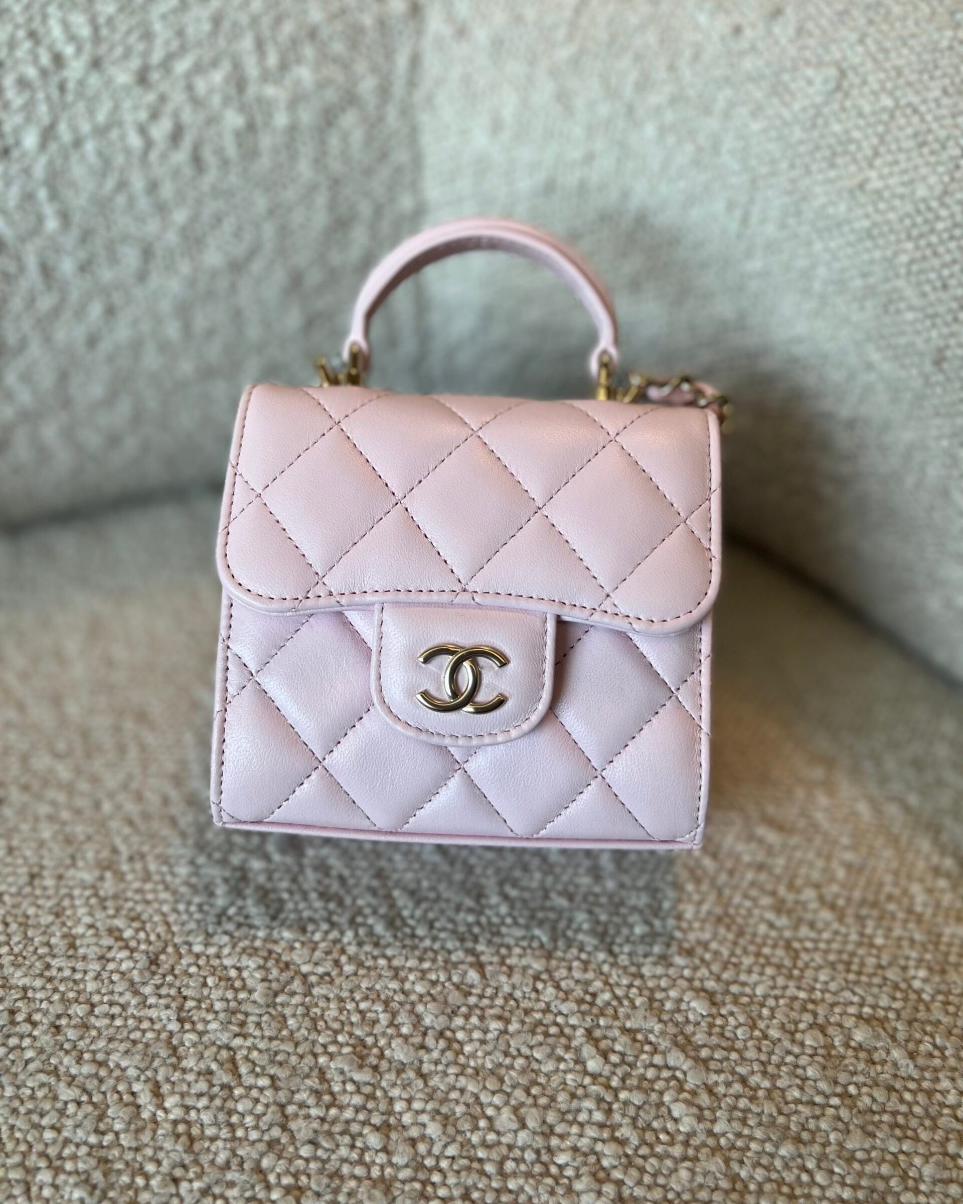 CHANEL Cosmetic Cases 22P Light Pink Lambskin Quilted Micro Vanity w/ Top Handle -Knockoff
