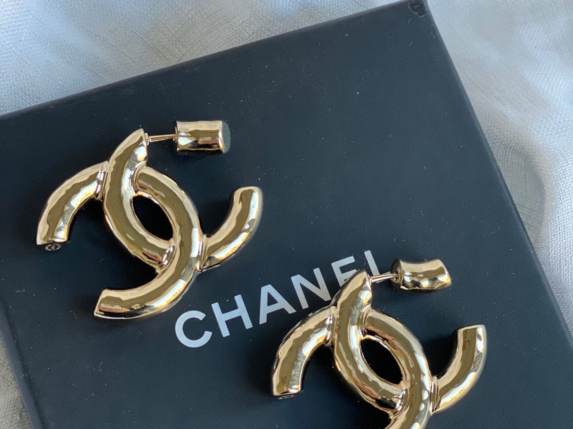 CHANEL Earrings 22C CC Earrings Light Gold -Knockoff
