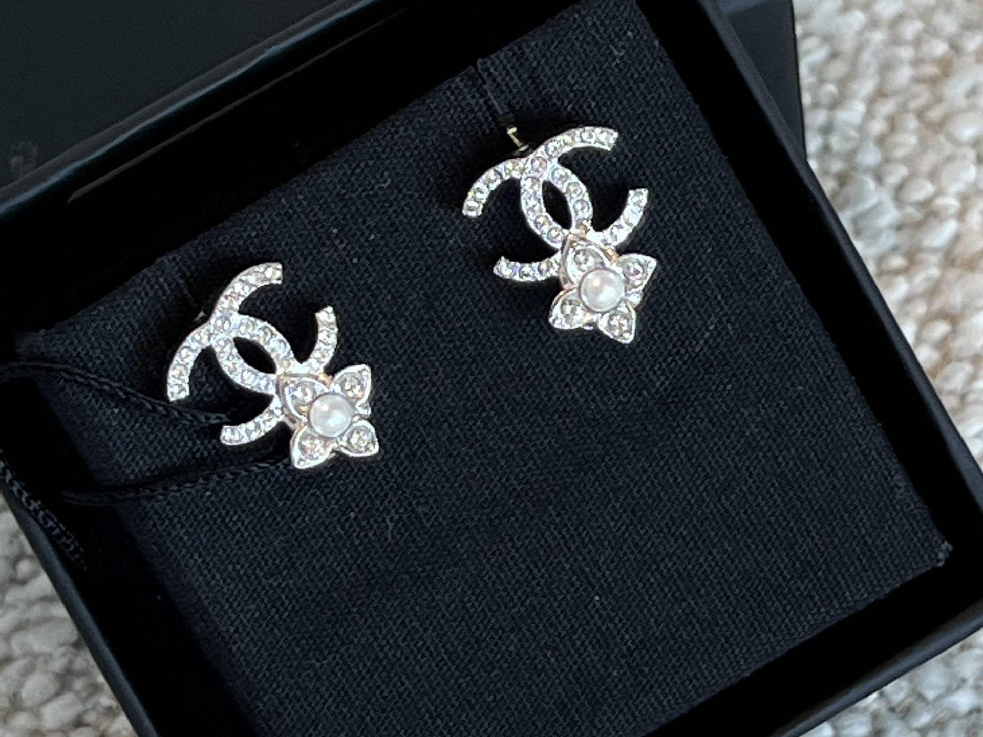 CHANEL Earrings 22P Crystal Pearly White Silver Earrings -Knockoff
