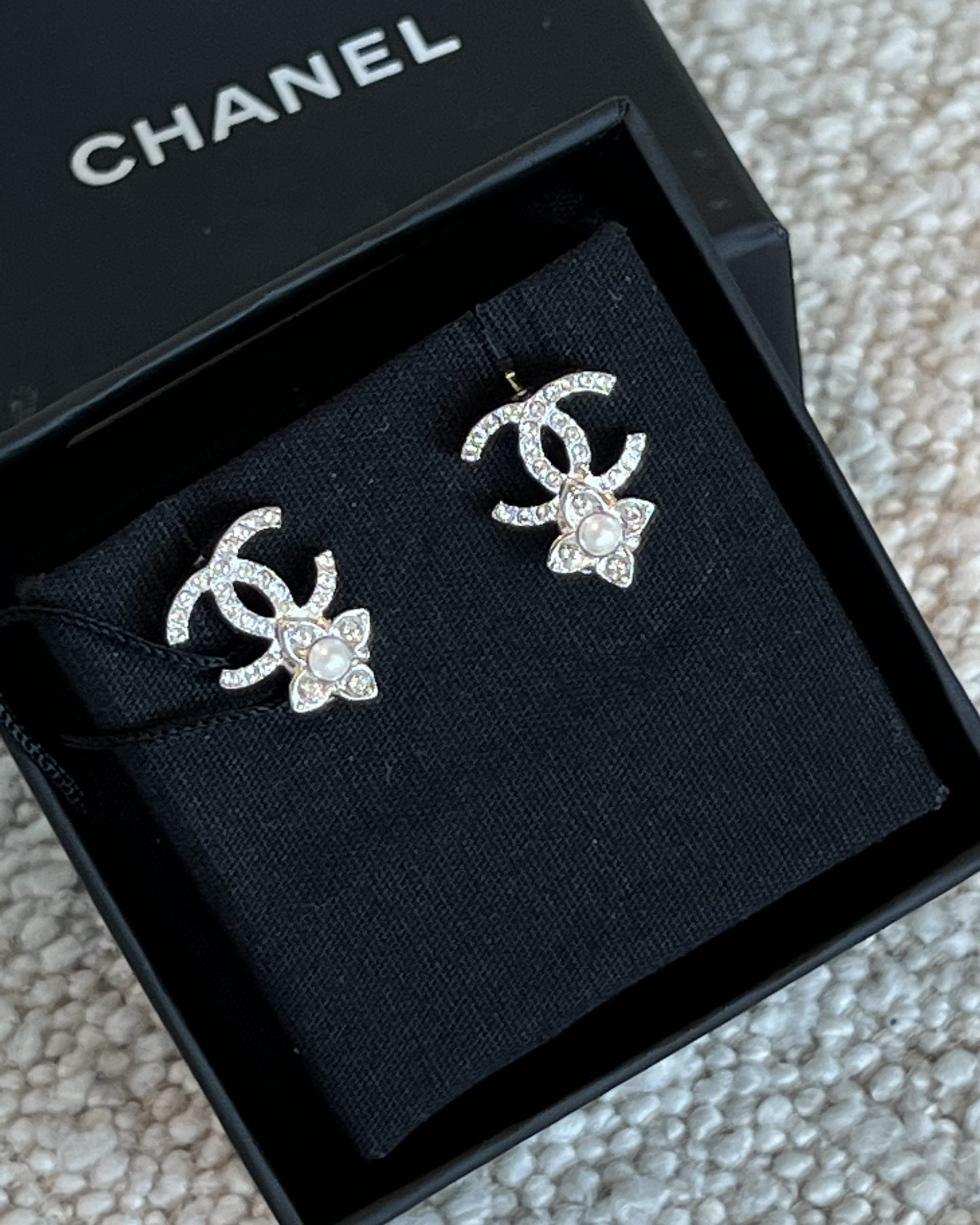 CHANEL Earrings 22P Crystal Pearly White Silver Earrings -Knockoff
