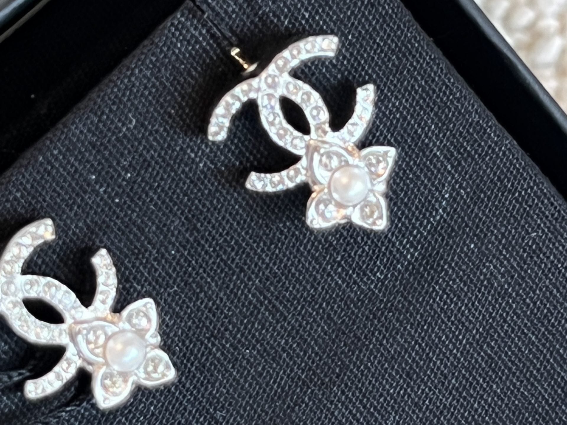 CHANEL Earrings 22P Crystal Pearly White Silver Earrings -Knockoff
