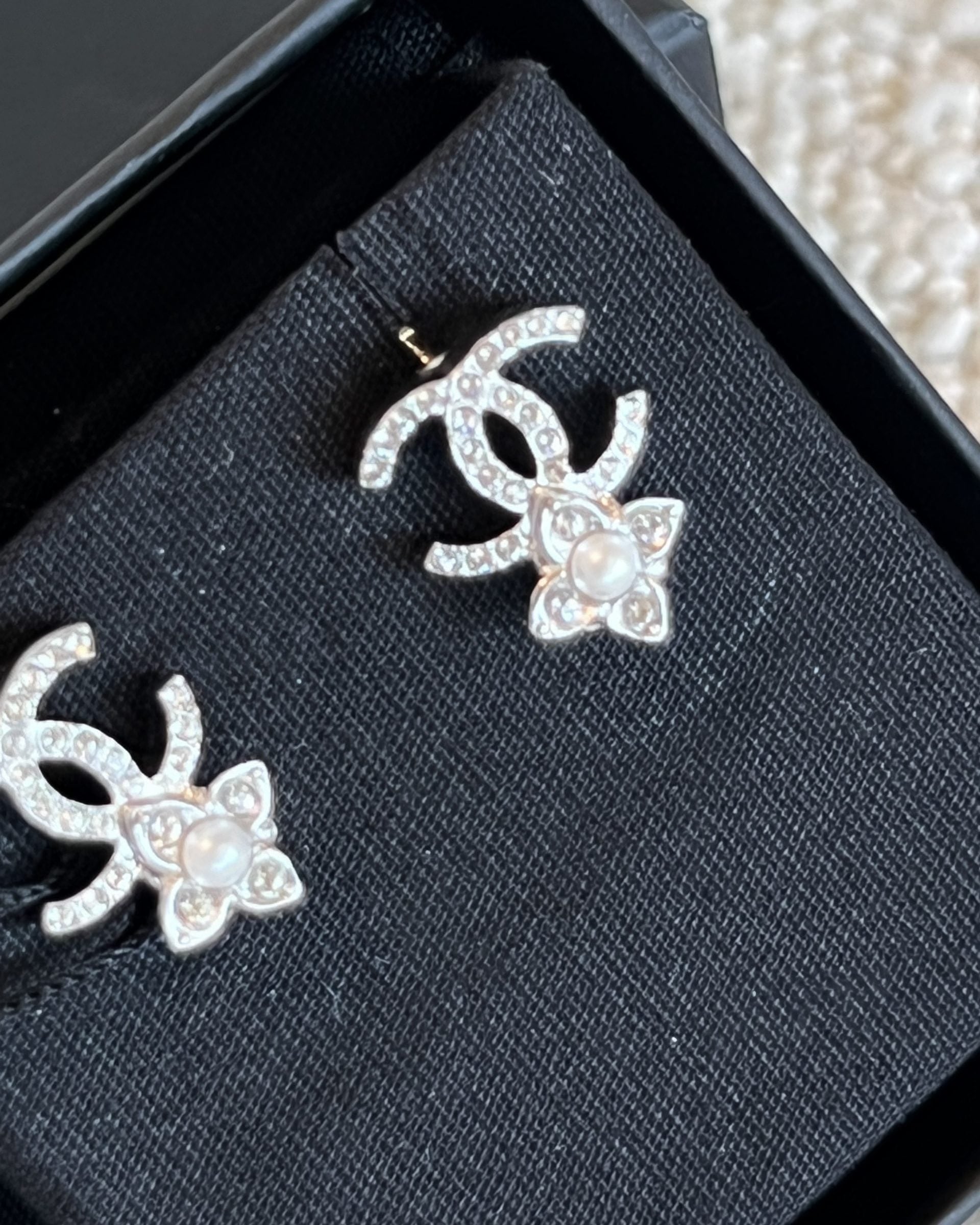 CHANEL Earrings 22P Crystal Pearly White Silver Earrings -Knockoff
