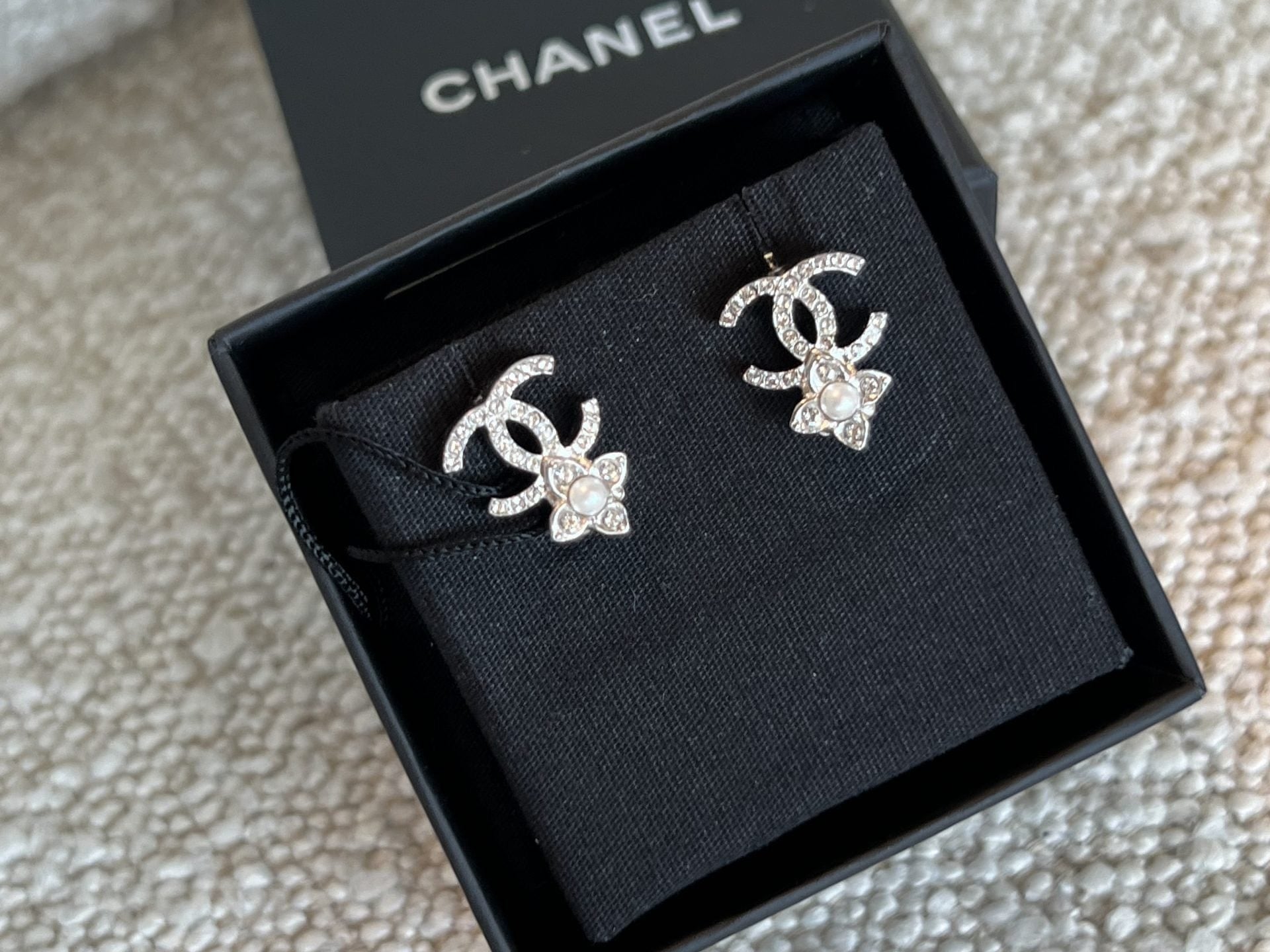 CHANEL Earrings 22P Crystal Pearly White Silver Earrings -Knockoff
