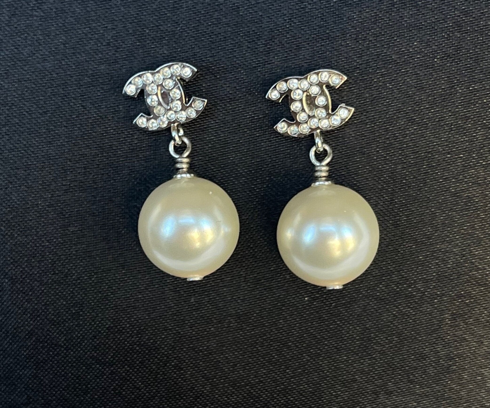 CHANEL Earrings Chanel Pearl Mini Crystal CC Logo Drop Earrings -Knockoff
