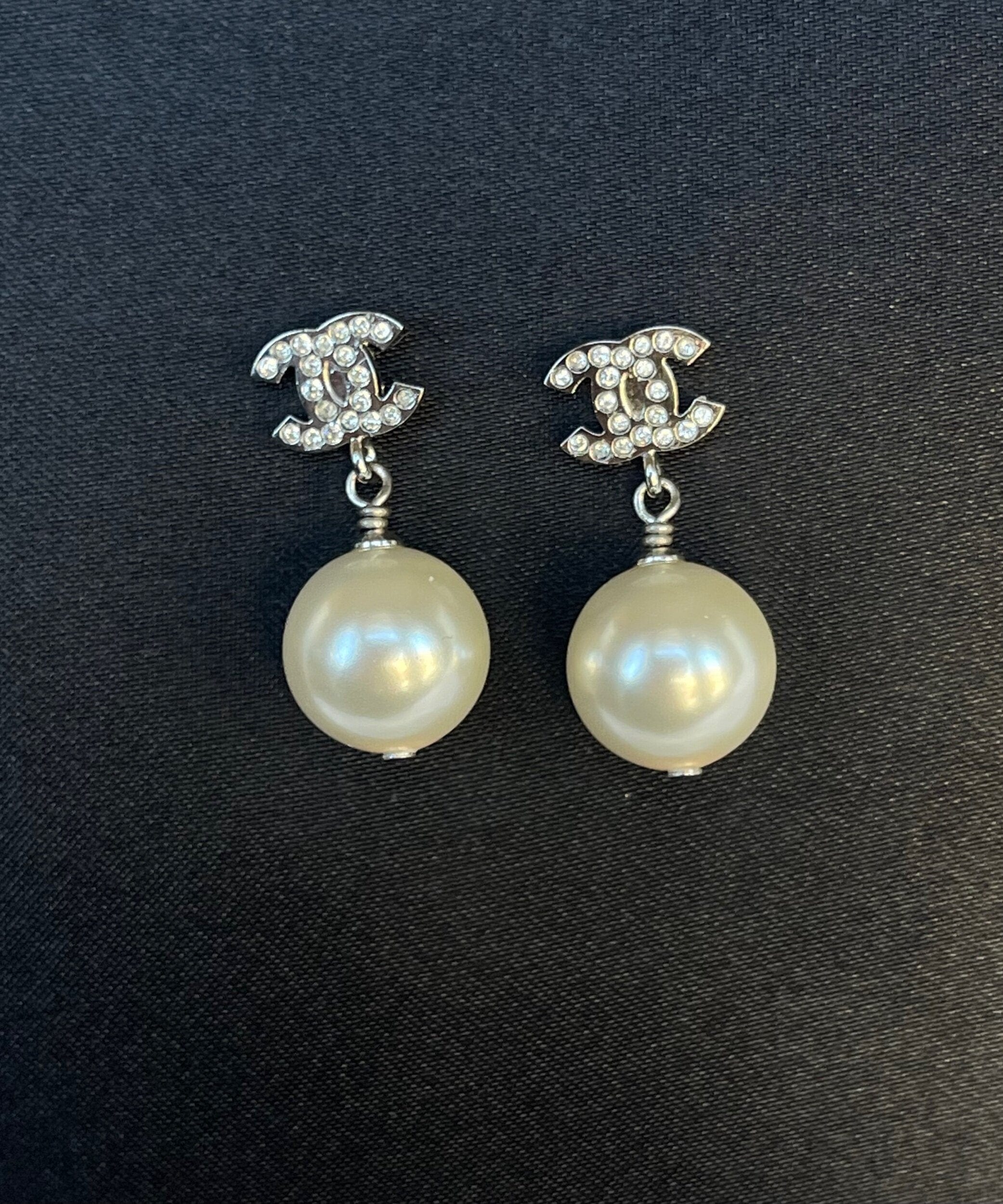 CHANEL Earrings Chanel Pearl Mini Crystal CC Logo Drop Earrings -Knockoff
