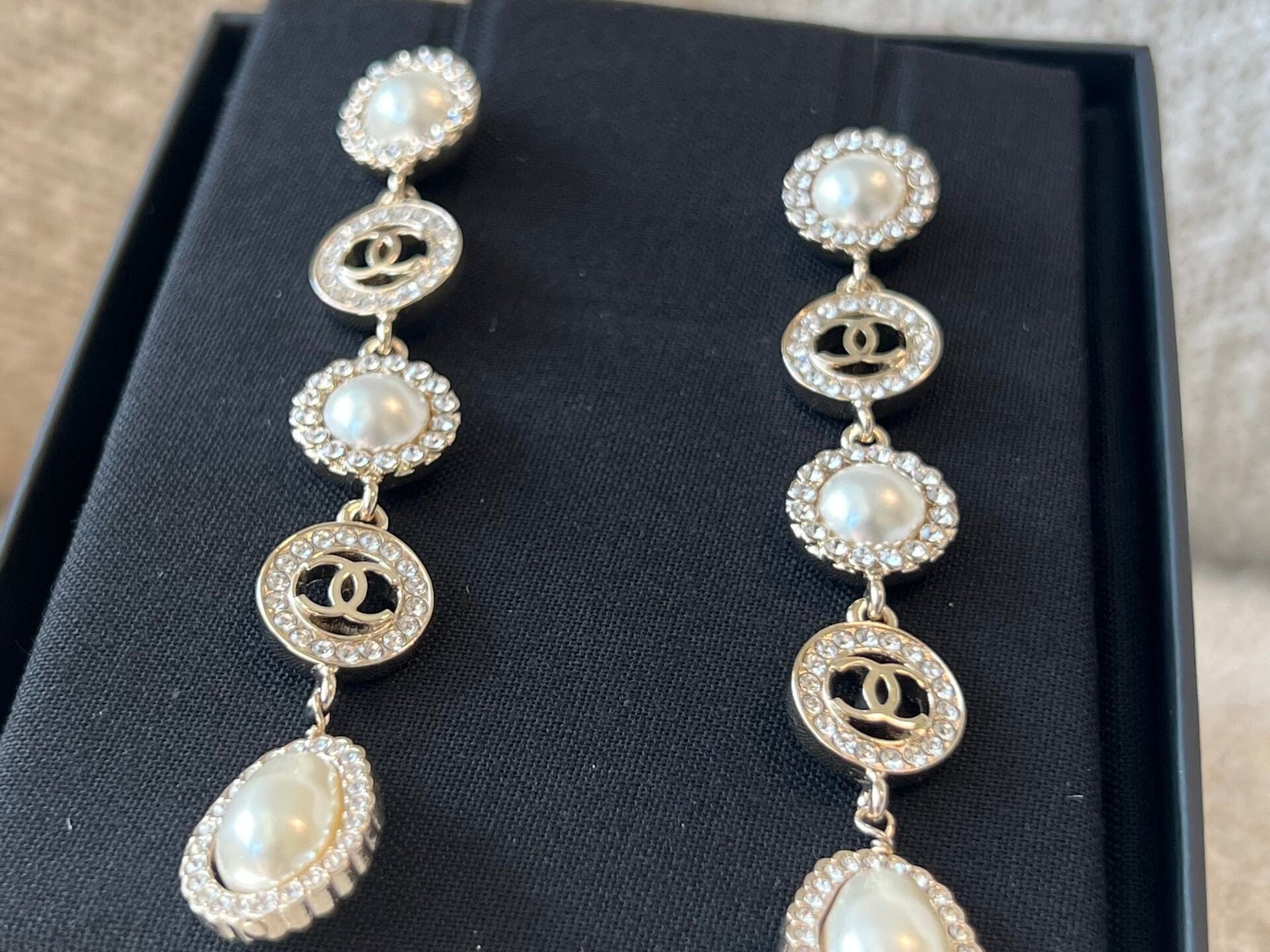 CHANEL Earrings Crystal & Pearl CC Dangle Earrings -Knockoff
