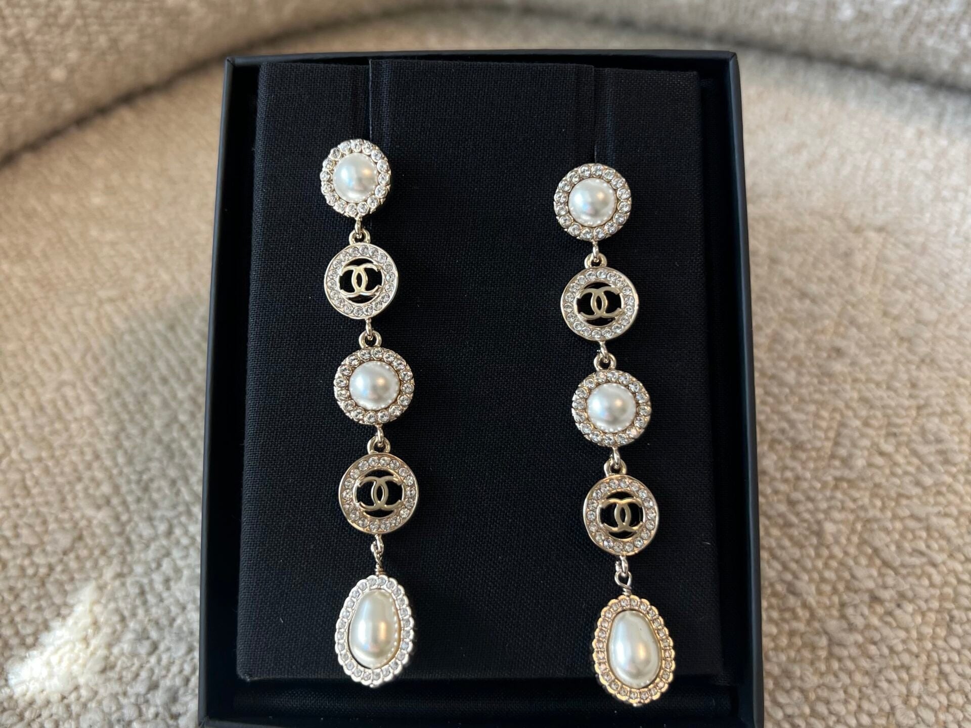 CHANEL Earrings Crystal & Pearl CC Dangle Earrings -Knockoff
