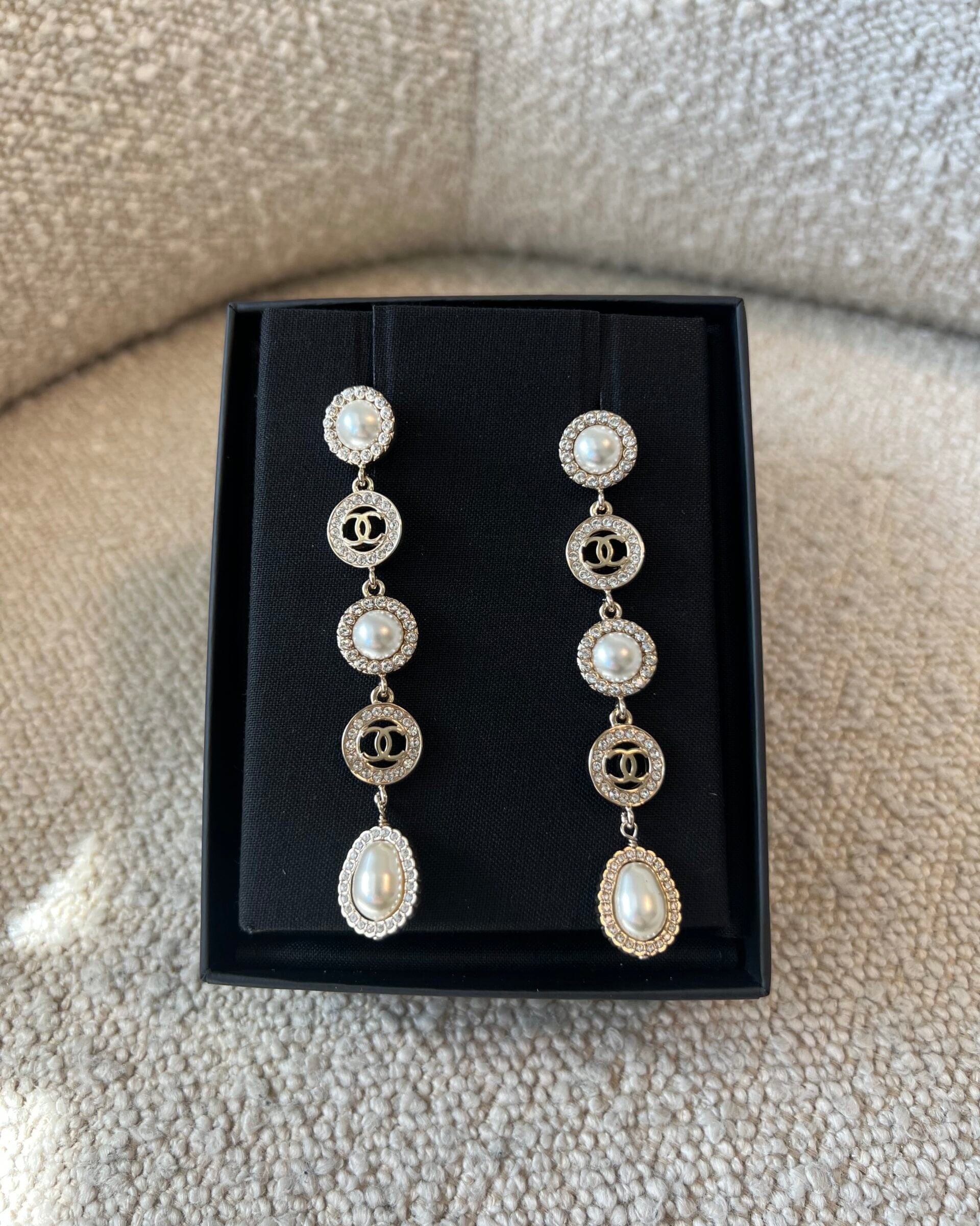 CHANEL Earrings Crystal & Pearl CC Dangle Earrings -Knockoff
