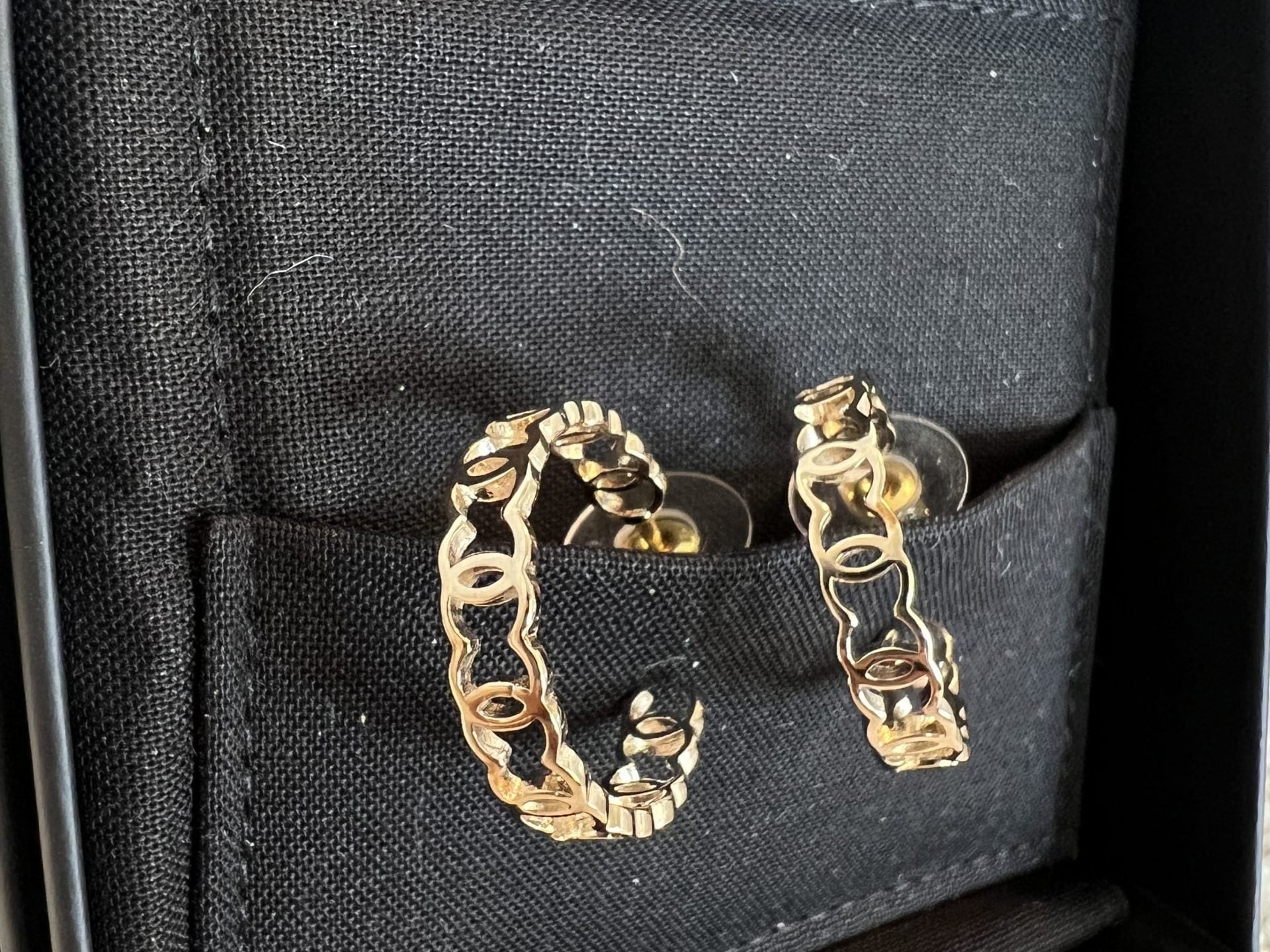 CHANEL Earrings Gold 21A CC Dangle Hoops Earrings Gold -Knockoff
