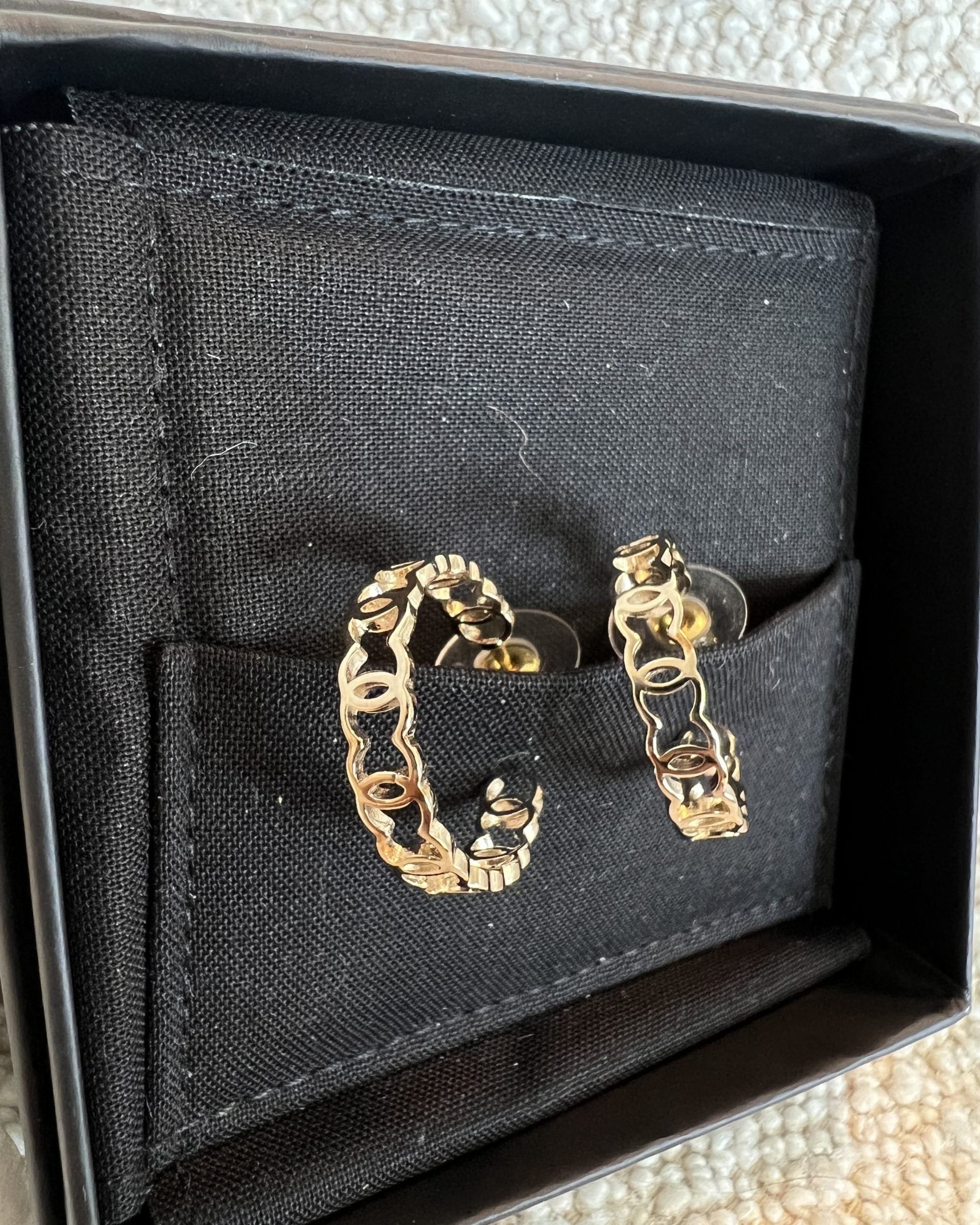 CHANEL Earrings Gold 21A CC Dangle Hoops Earrings Gold -Knockoff
