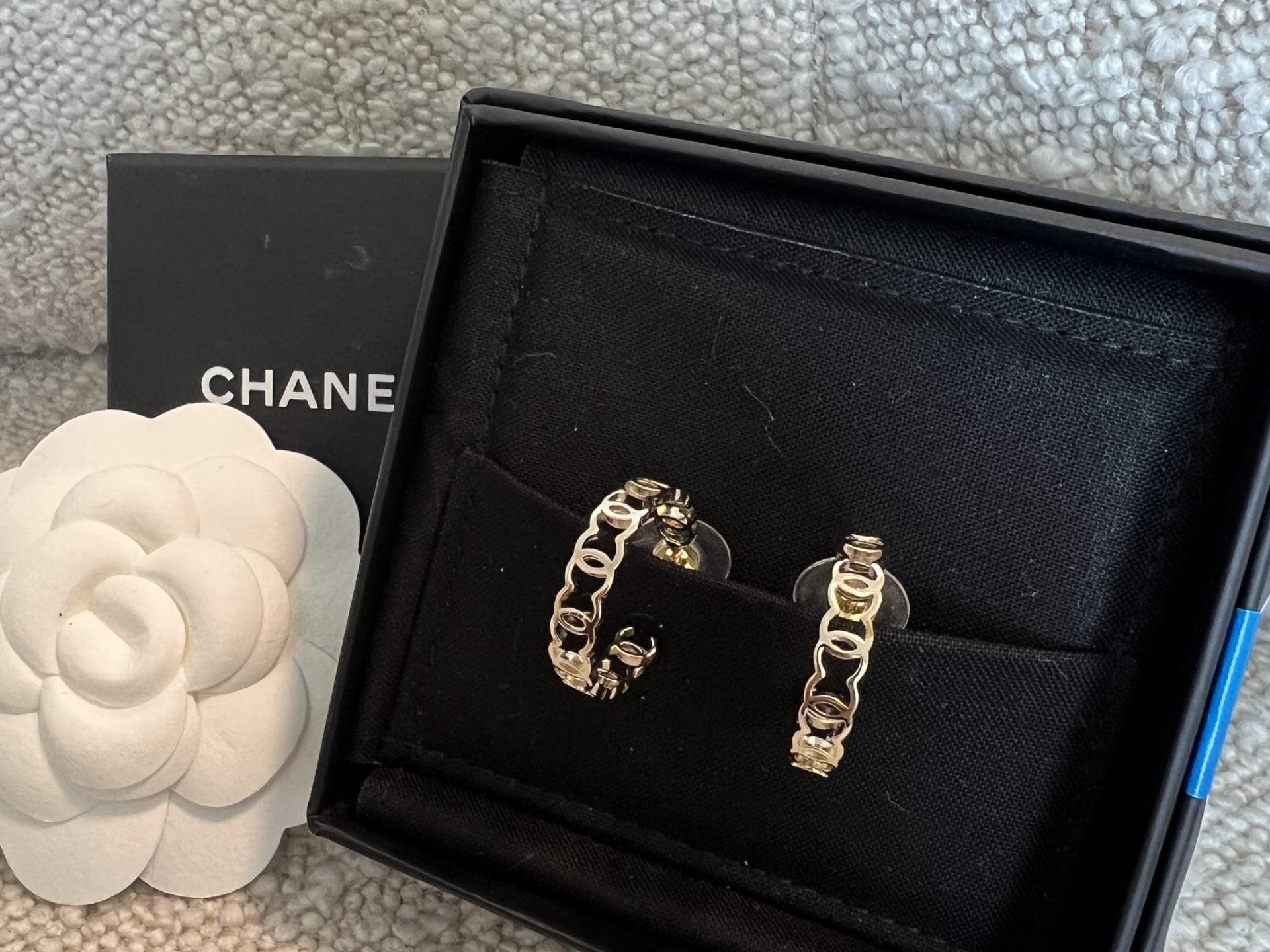 CHANEL Earrings Gold 21A CC Dangle Hoops Earrings Gold -Knockoff
