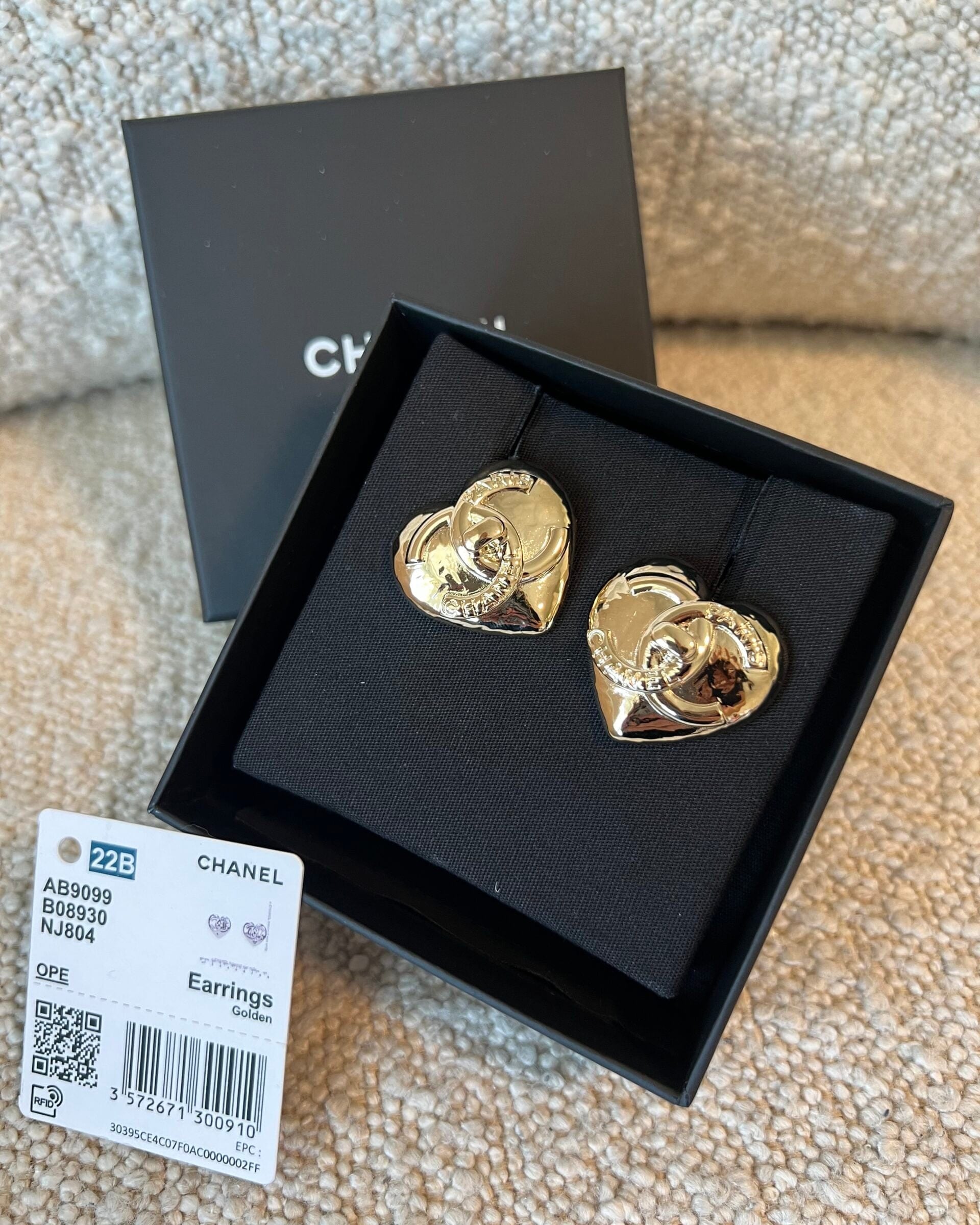 CHANEL Earrings Gold 22B Gold Heart CC Turnlock Earring Large -Knockoff
