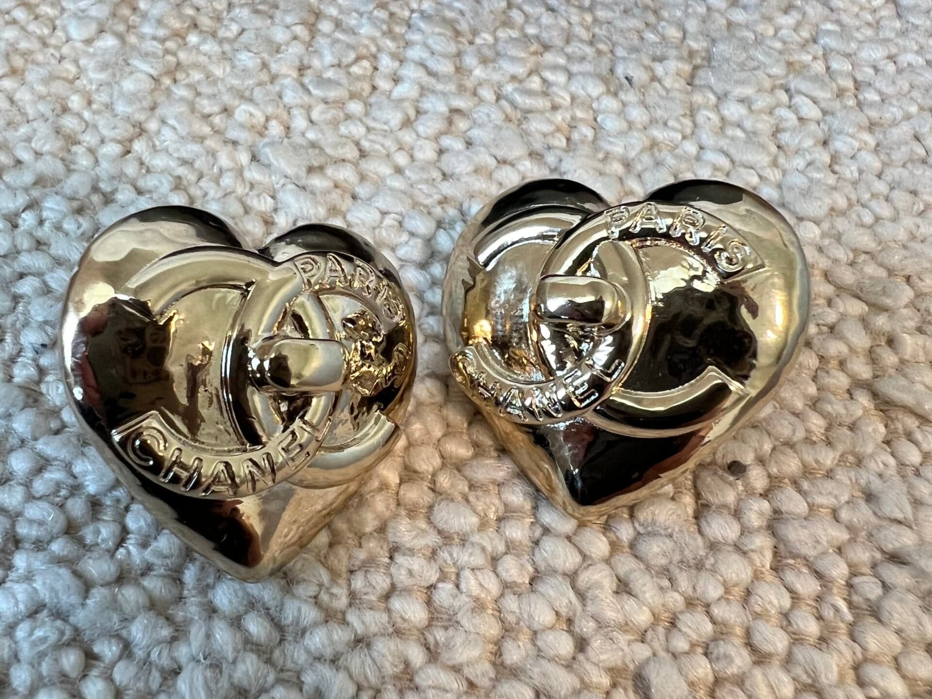 CHANEL Earrings Gold 22B Gold Heart CC Turnlock Earring Large -Knockoff
